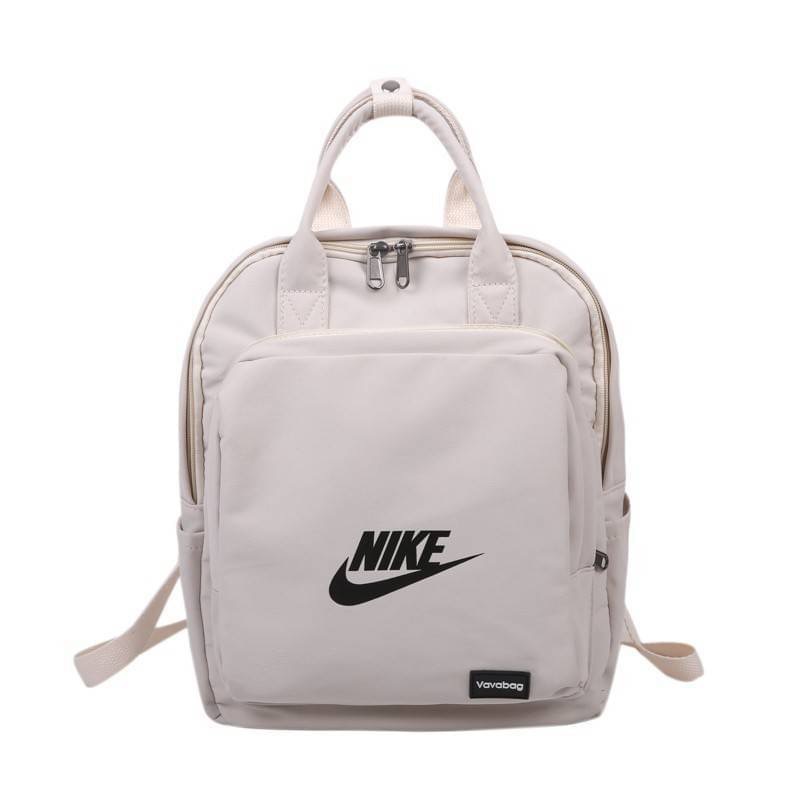 กระเป๋าสะพายหลัง Nike รุ่นนี้ขอบอกว่าชนช๊อปใช้ได้ทั้งผู้ชาย ผู้หญิง เด็ก ผู้ใหญ่ ใส่ได้จ้ะ จุของได้เยอะ น่าใช้มากๆแม่ กระเป๋ามีหลายช่อง จะถือก็ได้สะพายก็เท่ห์ มีมาให้เลือกช๊อปถึง 3 สี