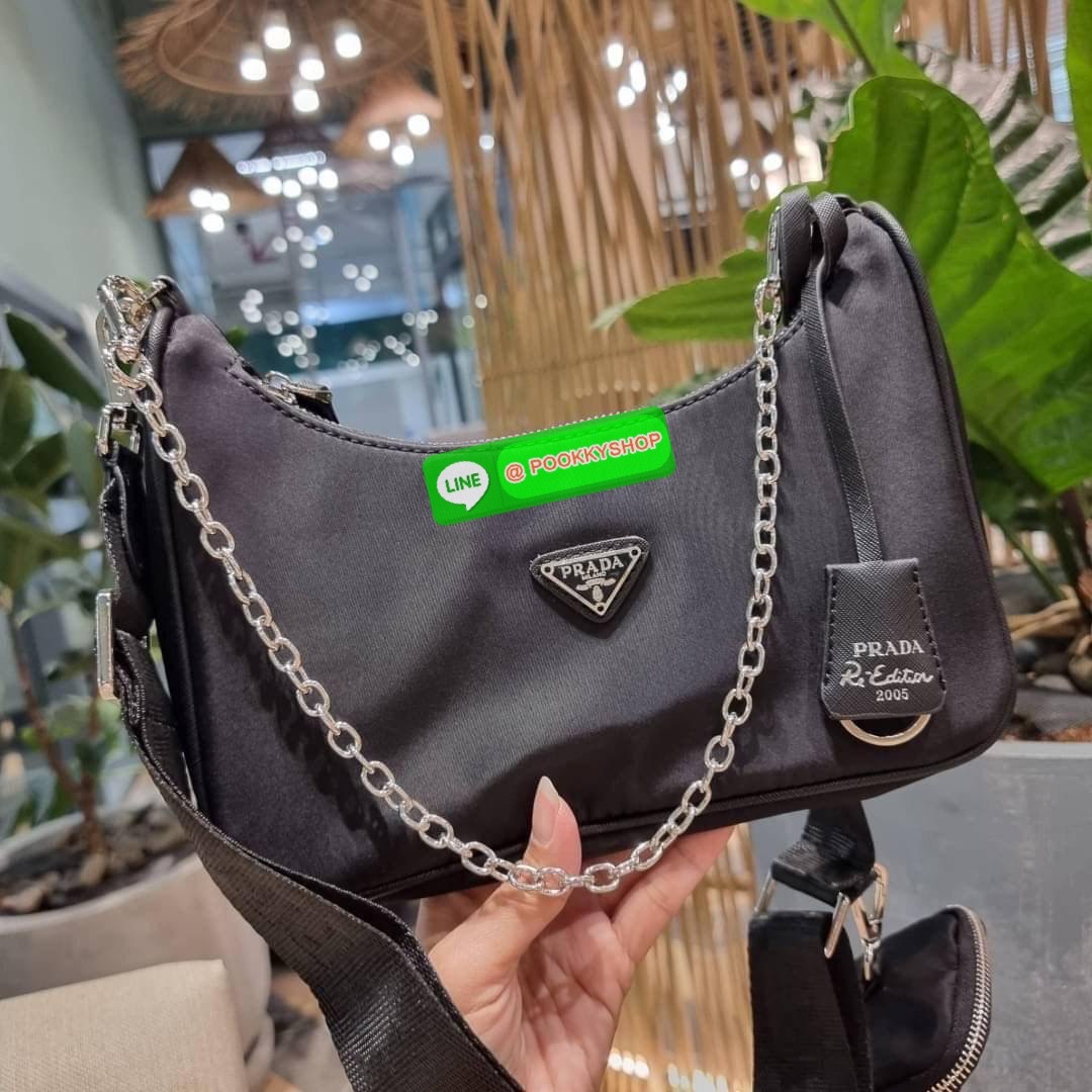 PRADA RE-EDITION 2005 RE-NYLON SHOULDER BAG ไอเท็มสุดปัง ที่ฮิตตลอดกาลไม่ว่าจะปีไหนๆ จัดให้ครบทั้งสีขายดีและสีใหม่ล่าสุด ที่สายคุณหนูห้ามพลาด!! กับกระเป๋าสะพายทรงคลาสสิค เหมาะเป็น everyday bag มากๆ วัสดุผ้าไนล่อนคุณภาพ พร้อมใบลูก ไว้ใส่เหรียญ ใส่กุญแจได้ส