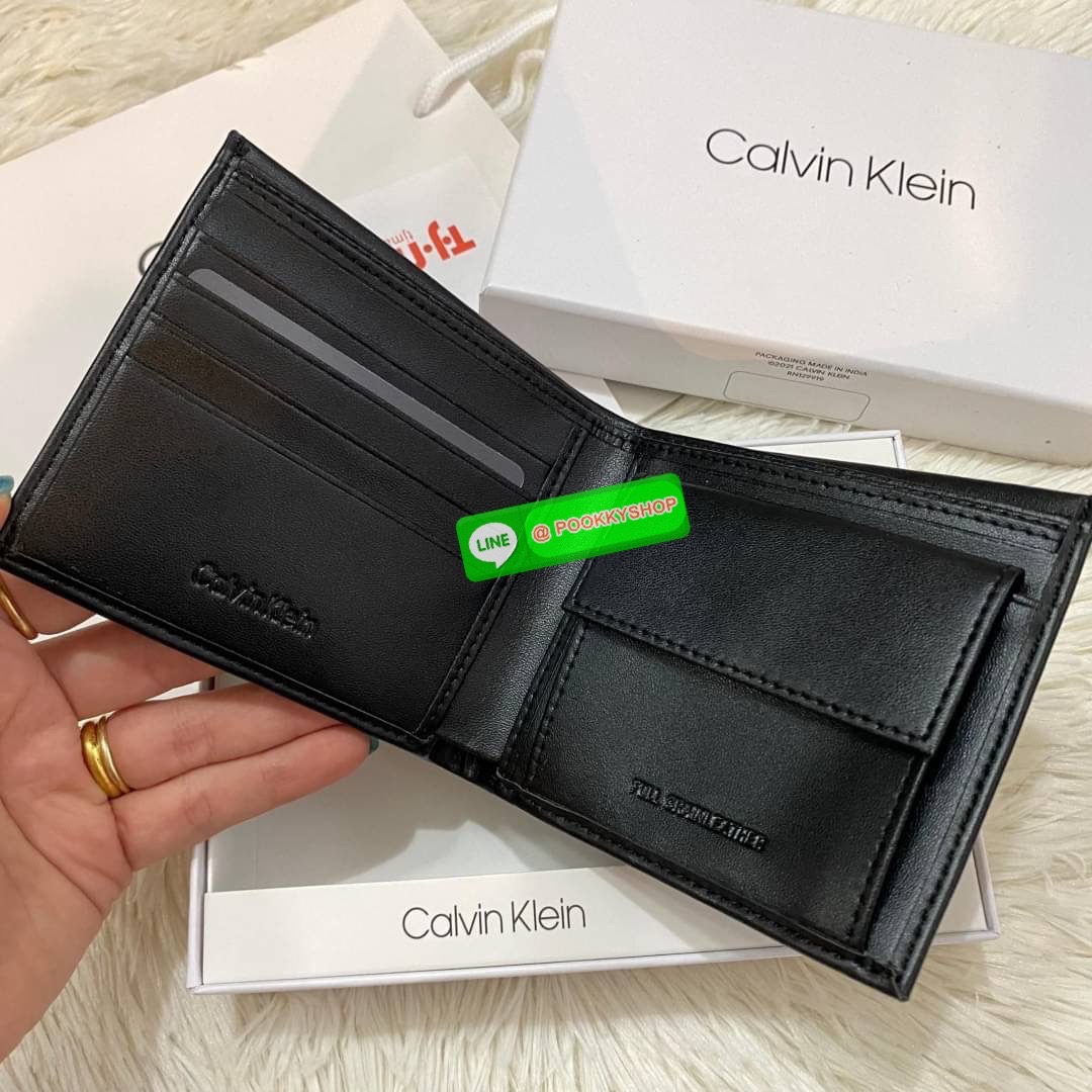 Calvin Klein Bifold Leather Short Wallet กระเป๋าสตางค์ใบสั้น และ ที่ใส่บัตรย่อยแบบเป็นสัดส่วน หนังดี นุ่มมือ รูปลักษณ์เรียบหรูแต่เท่ห์ตามแบบฉบับของแบรนด์Set นี้มาเท่าไรก็หมดคะ รีบจับจองนะคะ มาพร้อมถุงกระดาษแบรนด์และกล่องจ้า สุดคุ้มมอบให้เป็นของขวัญหรือใช้