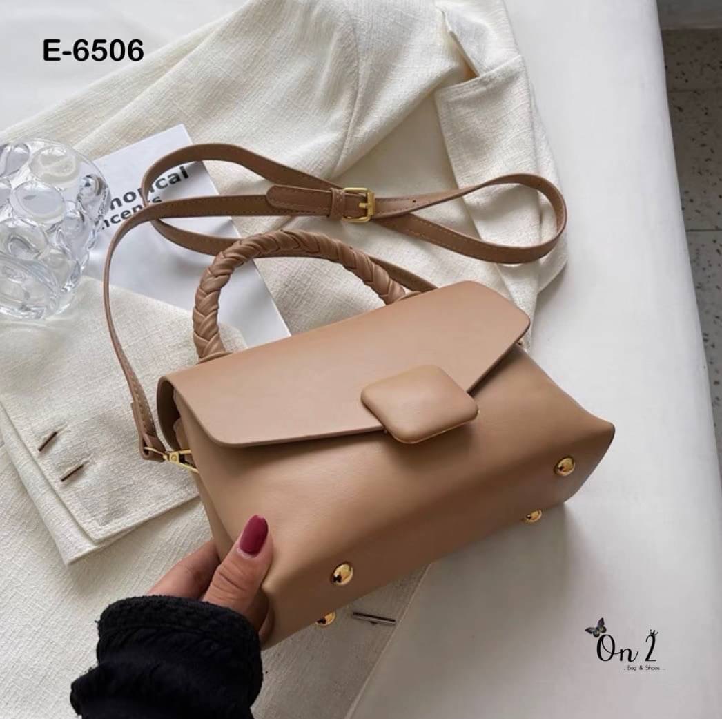 New arrivals รุ่นยอดฮิตที่ทุกคนต้องมีสีพื้น มีความคลาสสิค เรียบ แพงไม่ตะโกน สายปรับ สั้น/ คลอสบอดี้ได้ค่ะ จุได้ครบ พร้อมส่ง. ต้องจัดเลยค้า