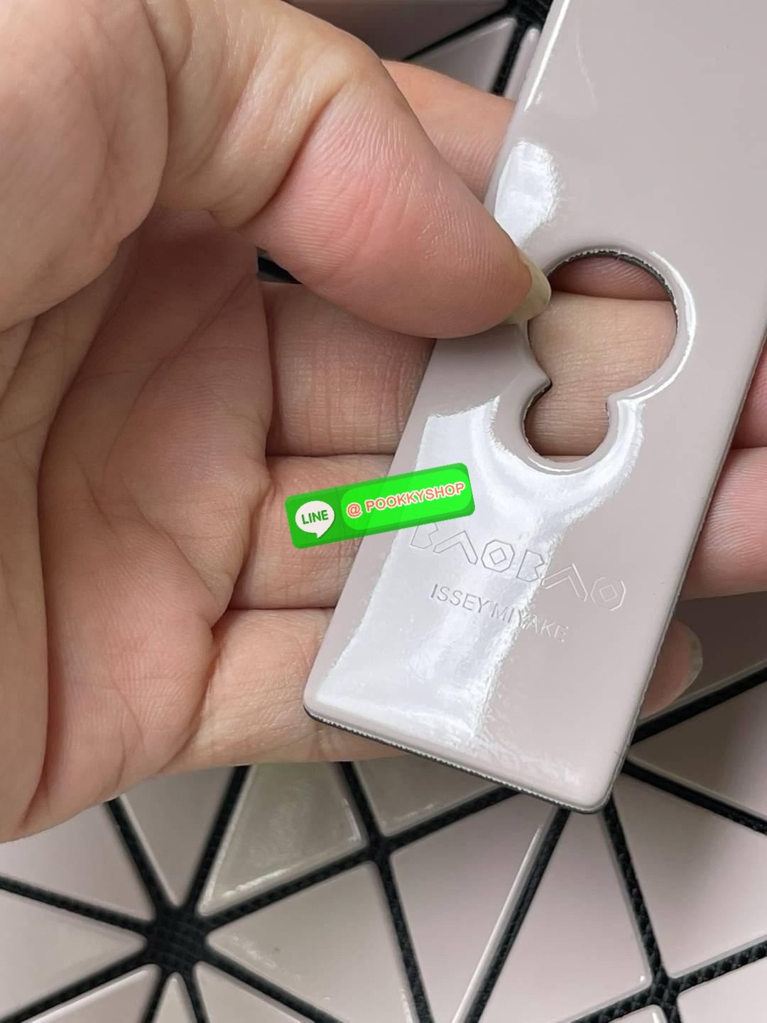 Baobao Issey Miyake Prism Frost ToTe Bag ซีรีส์ที่มีความแวววาวนุ่มนวลและมีลวดลายคล้ายเกรนของผ้าเพื่อสร้างลุคที่มีเท็กซ์เจอร์ กระเป๋าโท้ตที่มีให้เลือกอย่างหลากสี มีกระเป๋าซิปด้านในที่สามารถเก็บของมีค่าได้อย่างปลอดภัย เช่น บัตรโดยสารประจำและกุญแจ กระเป๋าโท้