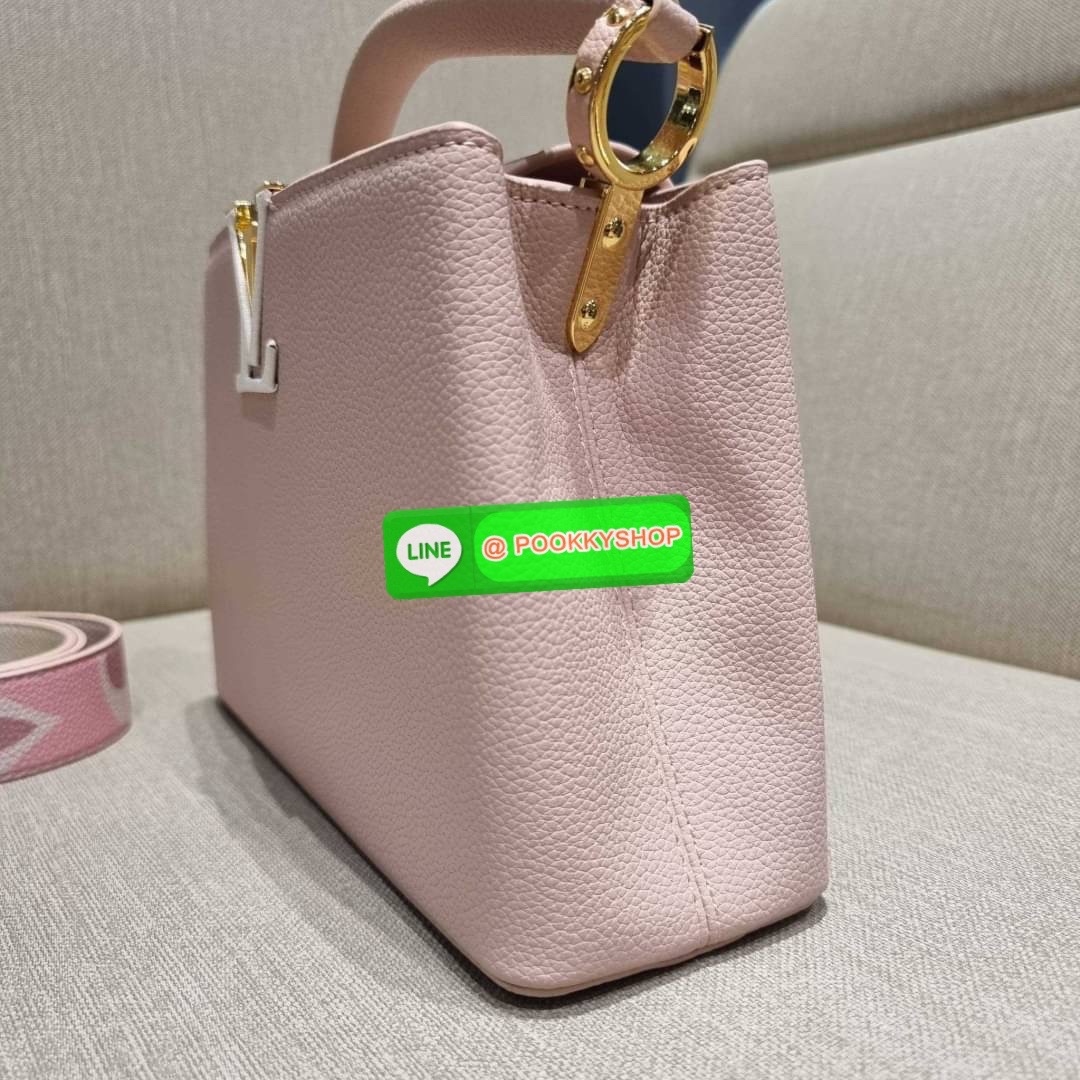 NEW IN!! LV capucines top handle วีไอพีพรีเมี่ยมกิ๊ฟจากเคาน์เตอร์ ที่สุดของความสวยในราคาเบาๆ กระเป๋าถือสุดหรู ดีไซน์ทรงคลาสสิค พร้อมลวดลายหรูหรา มาพร้อมหูจับในตัว ด้วยรูปทรงวินเทจและวัสดุหนังลูกวัว สัมผัสดี ขับผิว ทำให้ไอเท็มนี้สะกดทุกสายตาจริงๆ และยังมีล