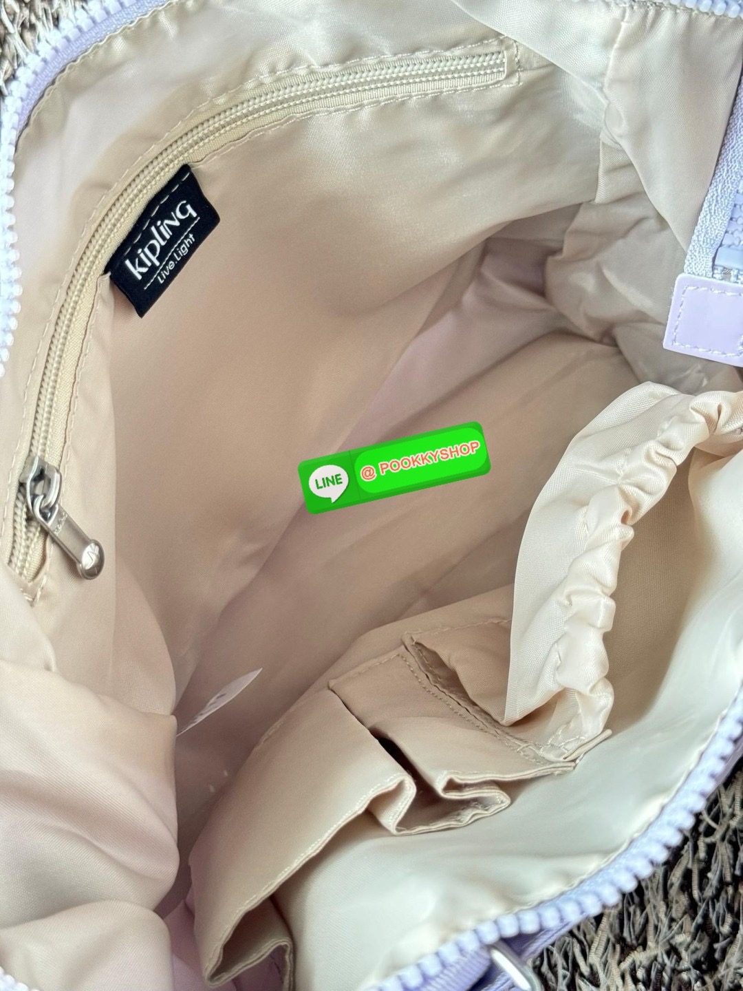 Kipling revir limited Japan shoulder bag เป็นอีกหนึ่งกระเป๋าสุดอเนกประสงค์สามารถใช้งานหลายรูปแบบทั้งกระเป๋าสะพายข้าง สะพายไหล่ หรือกระเป๋าถือด้วยสายสะพายที่สามารถปรับระดับและถอดออกได้ ดีไซน์คลาสสิกและเรียบง่ายพร้อมประดับโลโก้และลิงอันเป็นซิกเนเจอร์ แมตช์ก