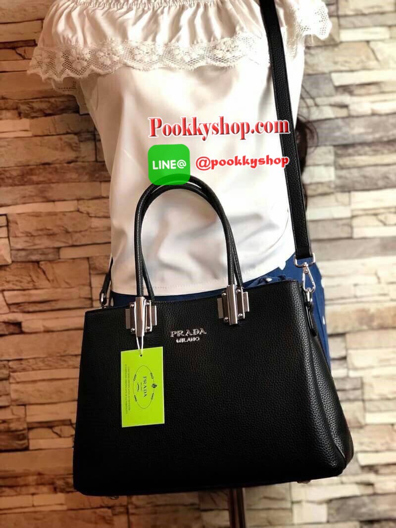 งานพรีเมี่ยมกิ้ฟ จากเคาเตอร์ต่างประเทศค่ะ รุ่น Limited edition ค่า ได้ กระเป๋าอเนกประสงค์ ทรงสวยจากแบรนด์ PRADA มาค่า เป็น กระเป๋าหนังลายลิ้นจี่ ใบนี้มีสายยาวให้ค่ะ เลิศมาก สะพายเป็น shoulder bag หรือ ถือได้ค่ะ ขนาดใบใหญ่ค่ะ ใช้แล้วสวยมากๆ อะไหล่silver ซิ