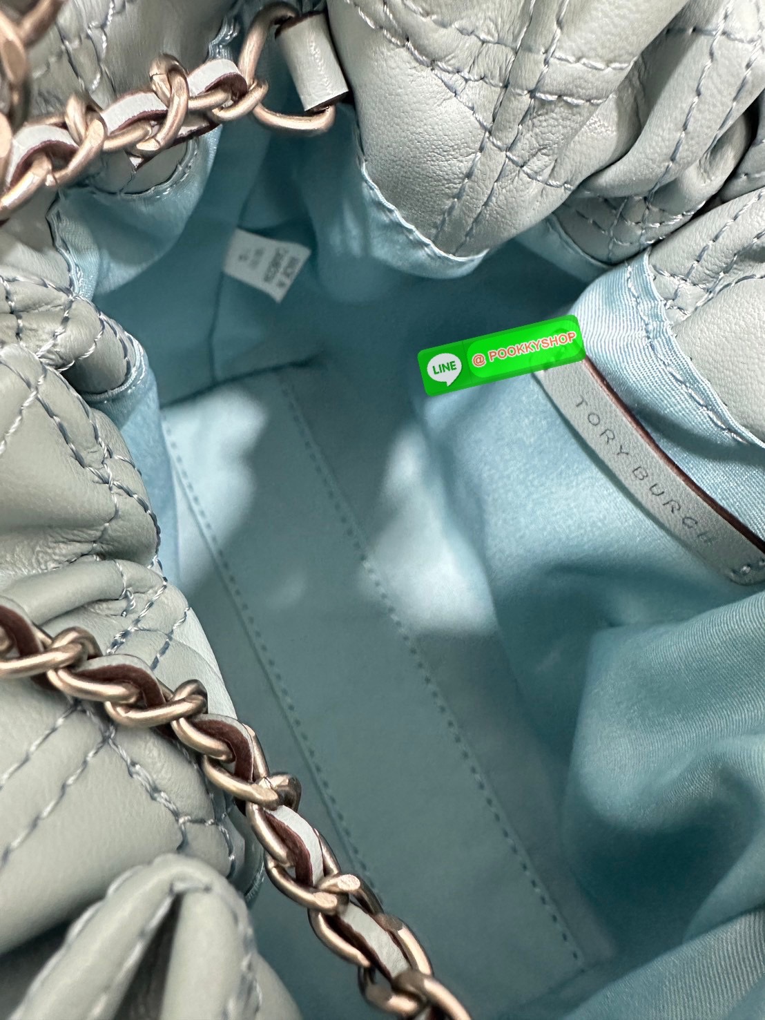 Tory Burch Fleming Drawstring Bag ผลิตจากหนังนิ่ม ตกแต่งด้วยลายไดมอนด์และสายโซ่