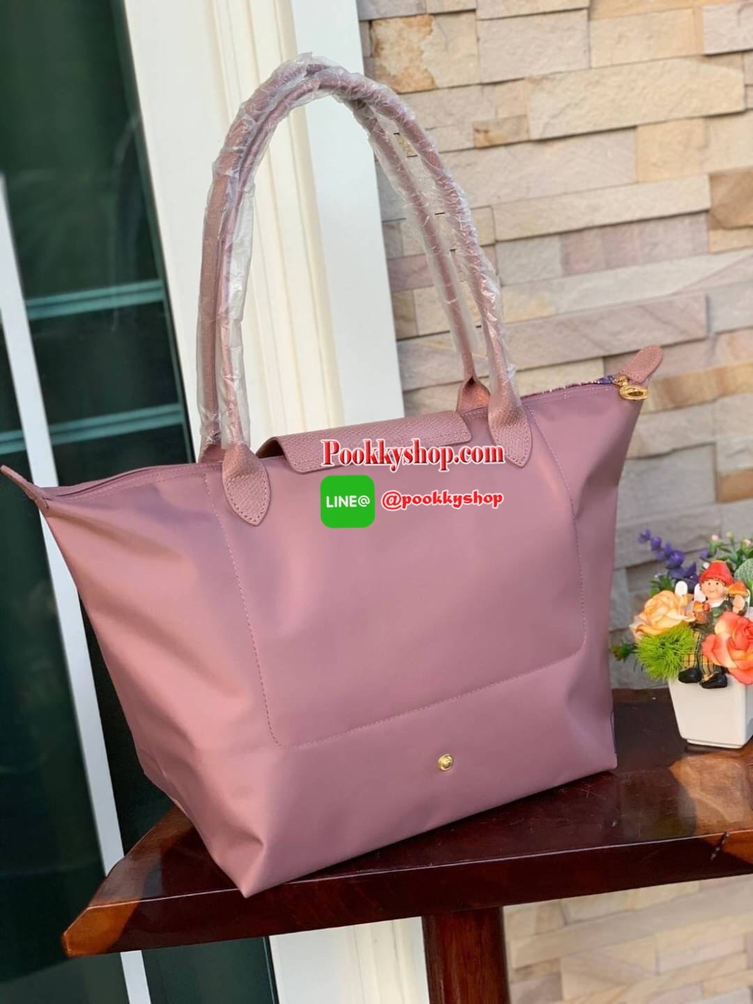 Longchamp Made In France Le Pliage Eiffel Tower Limited Edition Tote Bag สุดลิมิเตทกับlongchamp ที่ ออกมาเฉพาะซีซั่น พิมพ์ลายหอไอเฟล สามาถพับเก็บได้ ตรงตามชื่อทรง (คำว่า Le Pliage เป็นภาษาฝรั่งเศส แปลว่าการพับ) ส่วนฝาปิดและหูจับเป็นหนังที่ทำให้กระเป๋าดูไม