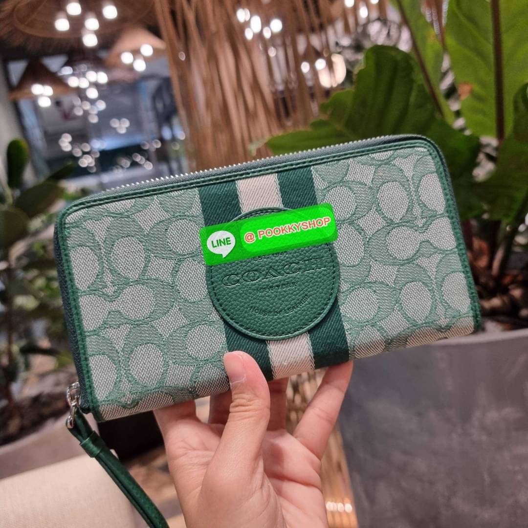 COACH C9073 DEMPSEY LARGE PHONE WALLET IN SIGNATURE JACQUARD WITH STRIPE AND COACH PATCH พร้อมเสิร์ฟความเลิศหรู กับคอลใหม่ล่าสุด กระเป๋าสตางค์ใบยาวกึ่งคล้องมือ สีสุดละมุน ถือใช้คือขับผิวสุด!! วัสดุผ้า jacquard สลับหนัง pepble มาพร้อมสายคล้องมือในตัว กันหล