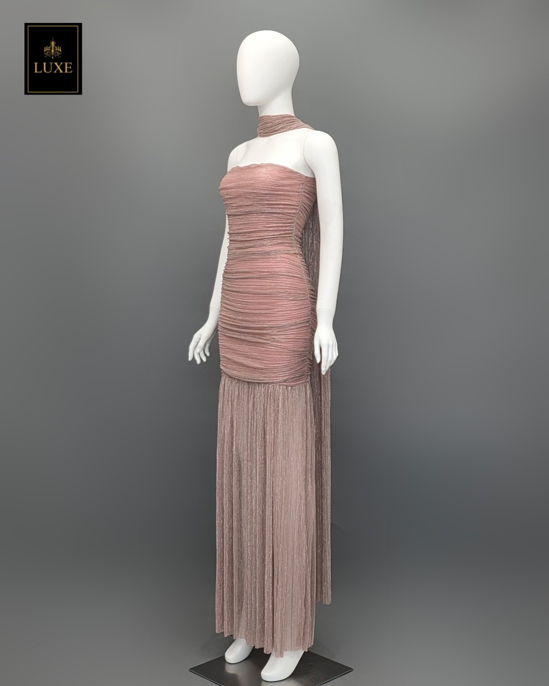 เดรสแฟชั่น เดรสเสื้อเกาะอกทรงเข้ารูป กระโปรงต่อชายระบาย ผ่าหน้า มาพร้อมผ้า mmคลุมไหล่