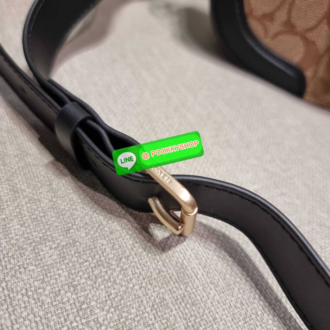 COACH C3593 GEORGIE SADDLE BAG IN COLORBLOCK SIGNATURE CANVAS WITH RIVETS ยกระดับความหรูให้กับตัวเองกันหน่อย ด้วยกระเป๋ารุ่นนี้!! ครอสบอดี้ที่ดีไซน์หรู อัพเลเวล ในราคาที่จับต้องได้ วัสดุหนังแคนวาสเคลือบสลับหนังเรียบ พิเศษไปอีกตกแต่งขอบด้วยหมุด เพิ่มดีเทลก