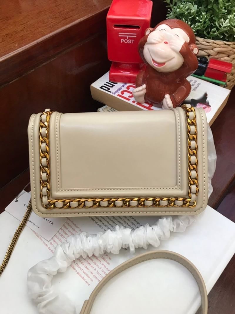 Charles&Keith Chain Rimmed Clutch กระเป๋าสะพายรุ่นใหม่!!ทรงcrossbodyหรือถอดสายถือเป็นทรงคลัชท์ได้ มีดีเทลโซ่ร้อยหนังรอบใบ เปิดปิดด้วยกระดุมแม่เหล็กใช้งานง่าย ภายในมีช่องซิป ช่องเสียบบัตรและช่องใหญ่ใส่ตระกูลพลัสได้ แยกเป็นสัดส่วน มาพร้อมสายสะพายแบบโซ่ต่อหน