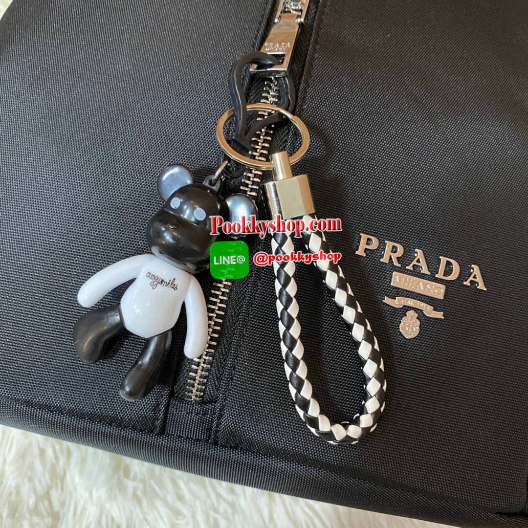 มาล้าววว รุ่นที่สายลุยรอคอยกับ Prada Premium gift 3 in 1 ซื้อ 1 ได้ถึง 3 งานพรีเมี่ยมกิ้ฟจากเคาร์เตอร์ต่างประเทศ วัสดุ Canvas ทนทาน น้ำหนักเบา กันน้ำได้ อะไหล่เงิน เงาวับ! ทั้งใบ มาพร้อม 2 สายใช้งานได้ 3 แบบสุดคุ้ม ทั้งแบบถือ สะพายข้าง สะพายหลังเป็นเป้ก็ย
