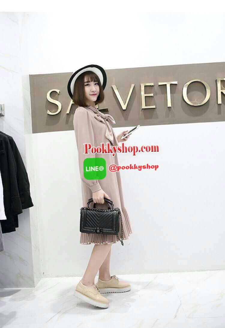 ZARA (Basic) shoulder bag :รีออเดอร์รุ่นขายดีฝุด กระเป๋าทรง Look like chanel ทรงกล่อง ตั้งอยู่ทรง ตัวกระเป๋าหนัง PU สวยเงา สายสะพายโซ่ต่อหนัง ความยาว 120cm ปรับได้3ระดับ ด้านหน้าแต่งขอบโซ่ถักหนัง เย็บลายแทยงทั้งหน้าและหลัง ภายในมีช่องใหญ่และช่องซิป2ช่อง ม