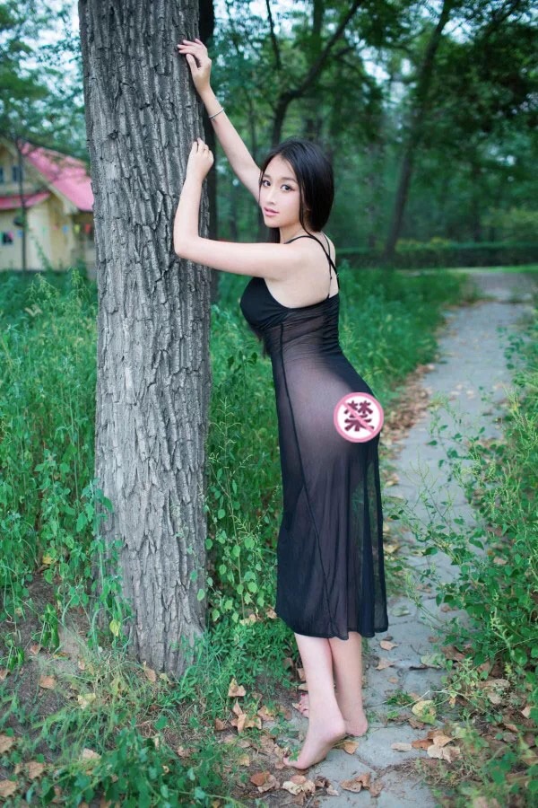 ชุดนอน ผ้าซาติน สีดำ สายไขว้ ด้านหลัง ชุดกระโปรงยาวสไตล์กี่เพ้า ผ่าสูงโชว์เรียวขาด้านข้าง เพิ่มความเย้ายวน เนื้อผ้าเย็น มีน้ำหนัก สวยมาก ใส่แล้วนุ่มลื่น เนื้อเนียนมากๆเลยคะ โชว์ร่องอกเพิ่มความเย้ายวน สไตล์ชุดเรียบๆ แต่ดูไฮโซ แบบหรูหรา คุ้มค่ามากๆ คะ +G st