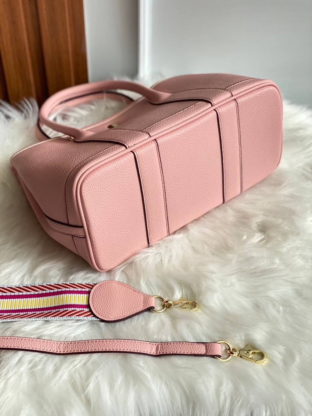 Restock อีกครั้ง รุ่น GD 30 cm หนัง PU premium Soft togo หนังนุ่ม สวยมากก จุของได้เยอะสุดๆ ภาพในสวยหรูบุเป็นผ้า Canvas ประกบฐานด้วย PU premium งานคัตติ้งสวยมาก มาพร้อมกับเซตกระเป๋าผ้า Canvas อีก 1 ใบ และสายสะพาย 2 เส้น คุ้มมสุดด