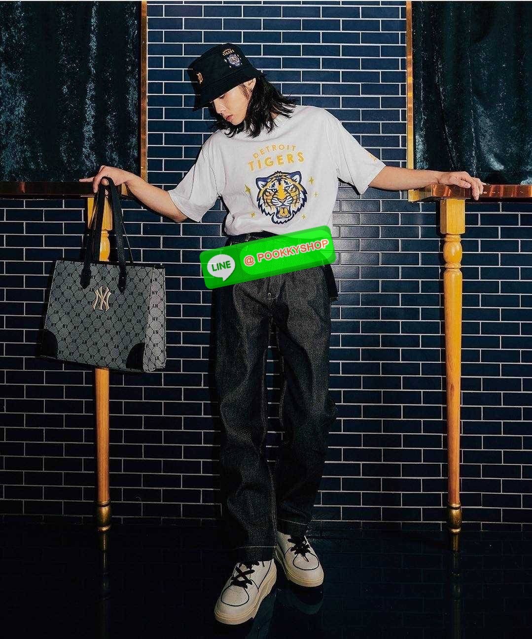 MLB MONOGRAM TOTE BAG กระเป๋าทรงโท้ท ใบใหญ่จุคุ้ม ที่มีกิมมิคไม่เหมือนใคร ด้วยดีไซน์ลวดลายโมโนแกรมเอกลักษณ์ ปั๊มลงบนผ้าแคนวาสและหนัง pu คุณภาพดี สวยคม ปากกระเป๋ามีอะไหล่เกี่ยวกันของหล่นได้ มาพร้อมสายสะพายในตัว ภายในโล่งกว้างมาก ใส่ของสำคัญได้แบบไร้กังวล ห