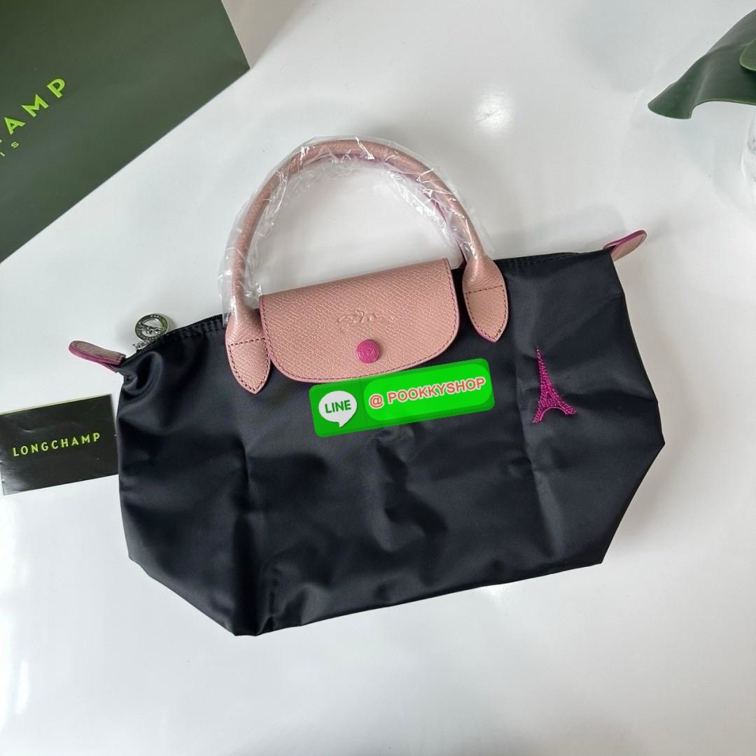 Longchamp Le Pliage Eiffel Tower Tote Bag S 🔖 Collection ใหม่ล่าสุดโดดเด่นด้วยลายปักหอไอเฟลขนาดกระทัดรัดจุของได้เยอะ 🔖วัสดุ : ไนลอนกันน้ำ 🔖เปิด-ปิด ด้วยฝาปิดกระดุมแป๊กมีซิปปิดด้านบน ภายในช่องโล่งกว้างสามารถใส่ iPad ได้ มีช่องแยกด้า