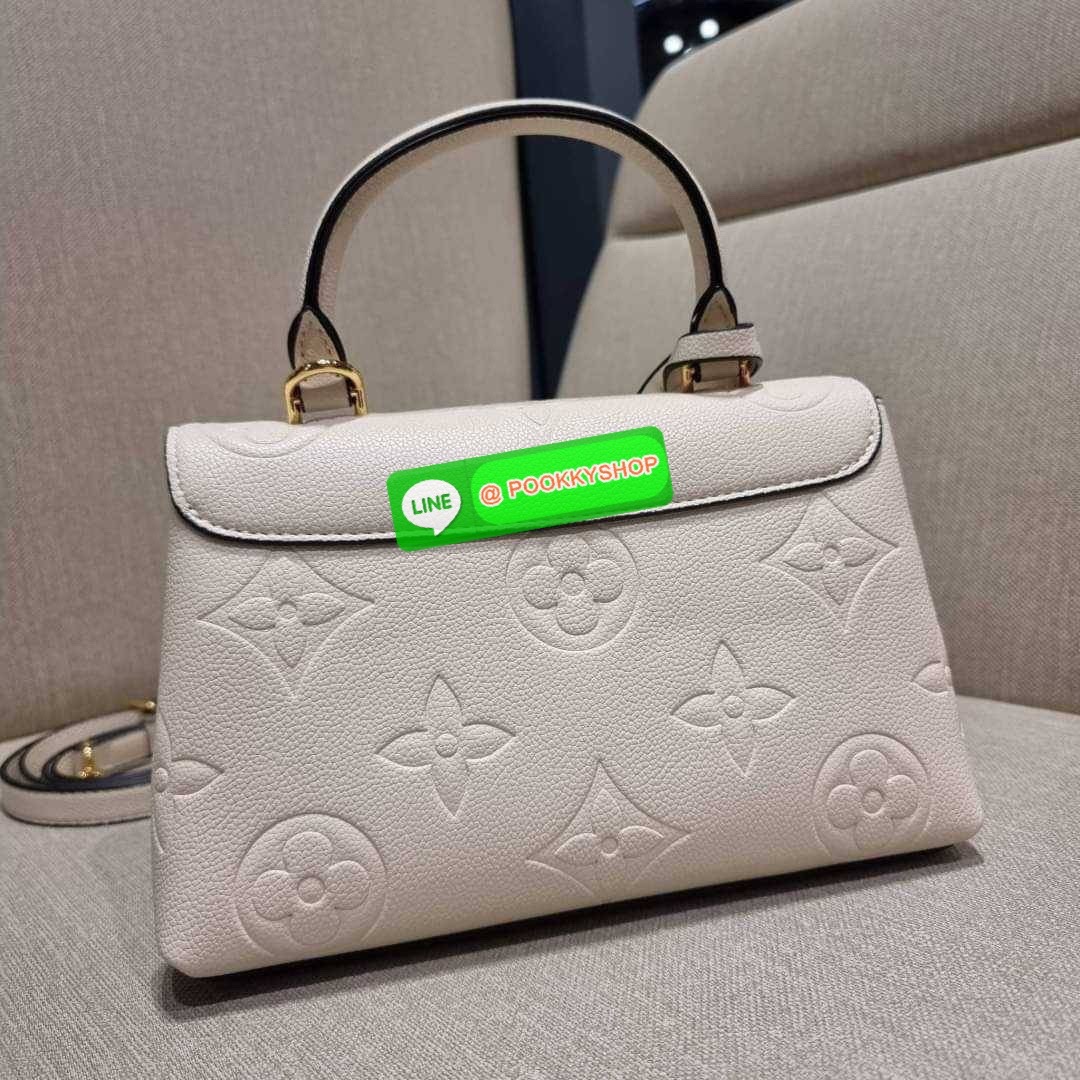 LV MADELEINE BAG ใหม่ล่าสุด อีกหนึ่งรุ่นคลาสสิคหายาก จากเคาน์เตอร์ dutyfree ที่สาวๆรอคอย กระเป๋าถือ/สะพายข้าง ดีไซน์เรียบง่าย แต่เต็มไปด้วยดีเทลความหรู วัสดุหนังวัวปั๊มลายเอกลักษณ์ เปิด‐ปิดด้วยอะไหล่กดล็อคสีทองหรู และมีพวงหนังห้อยพิเศษแถมมาให้ด้วย ภายในแบ