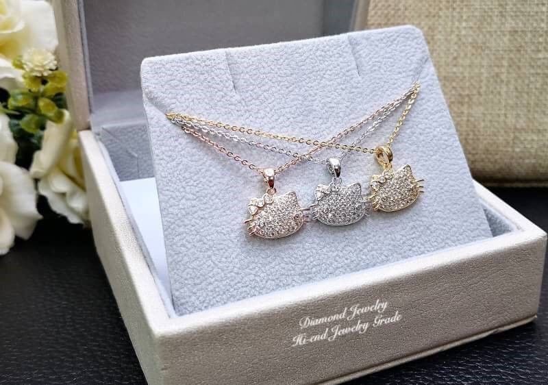 Must Have Item!!! เซตต่างหู+สร้อยคอ งานเพชร CZ แท้ค่ะ ดีไซน์คิตตี้เพชรวิ้งวาววับสวยหรู น่ารักมากกกกกกกก งานรุ่นนี้การันตีความสวย น่ารักเลยนะคะ งานหวานๆแบบนี้ขอยกให้เป็น Must Have Item เลยคะ เพชรวิ้ง เพชรเยอะ เพชรละเอียดม้ากกกกจ้าา