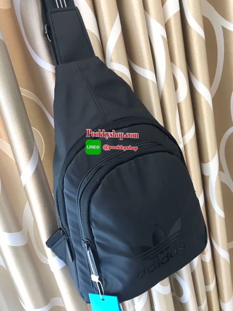 Adidas Expect Originals Bag กระเป๋าสะพายคาดอก ขนาดกลาง วัสดุหนังpu หนังนิ่ม กันน้ำได้ ด้านหน้าสกรีนโลโก้แบรนด์ มีช่องซิปใหญ่ใช้งานได้2ช่อง ภายในมีช่องแยกใส่มินิไอแพค หรือกระเป๋าสตางค์ทรงยาว สายสะพายปรับความยาวได้ฟรีไซส์ ใช้ได้ทั้งผู้หญิงและผู้ชายเท่ๆเลยคร