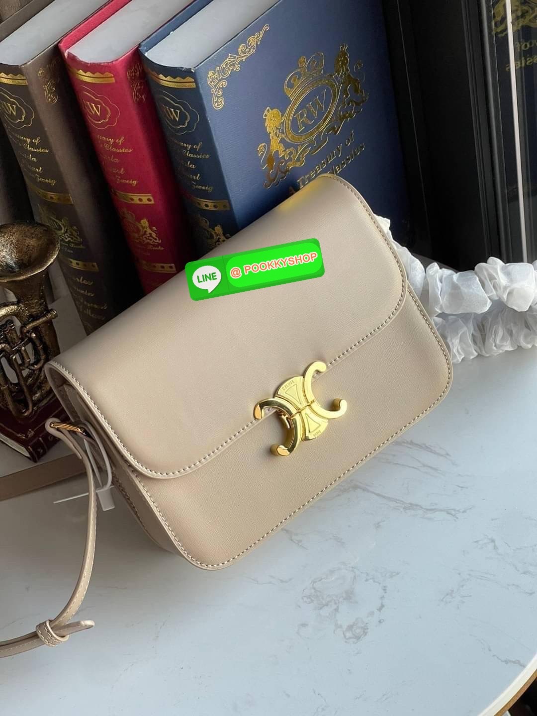 💕Celine MEDIUM TRIOMPHE BAG IN SHINY มีรูปทรงเป็นกล่องคล้ายกับกระเป๋า Classic Box แต่มีการออกแบบโลโก้ที่สะดุดตาแบบวินเทจ ด้วยดีไซน์ที่ดูโฉบเฉี่ยว แต่คงความคลาสสิคอย่างเต็มเปี่ยม ทำให้เป็นที่ดึงดูดความสนใจของสาวๆ สายสะพายสามารถปรับระดับได้ มีความคล