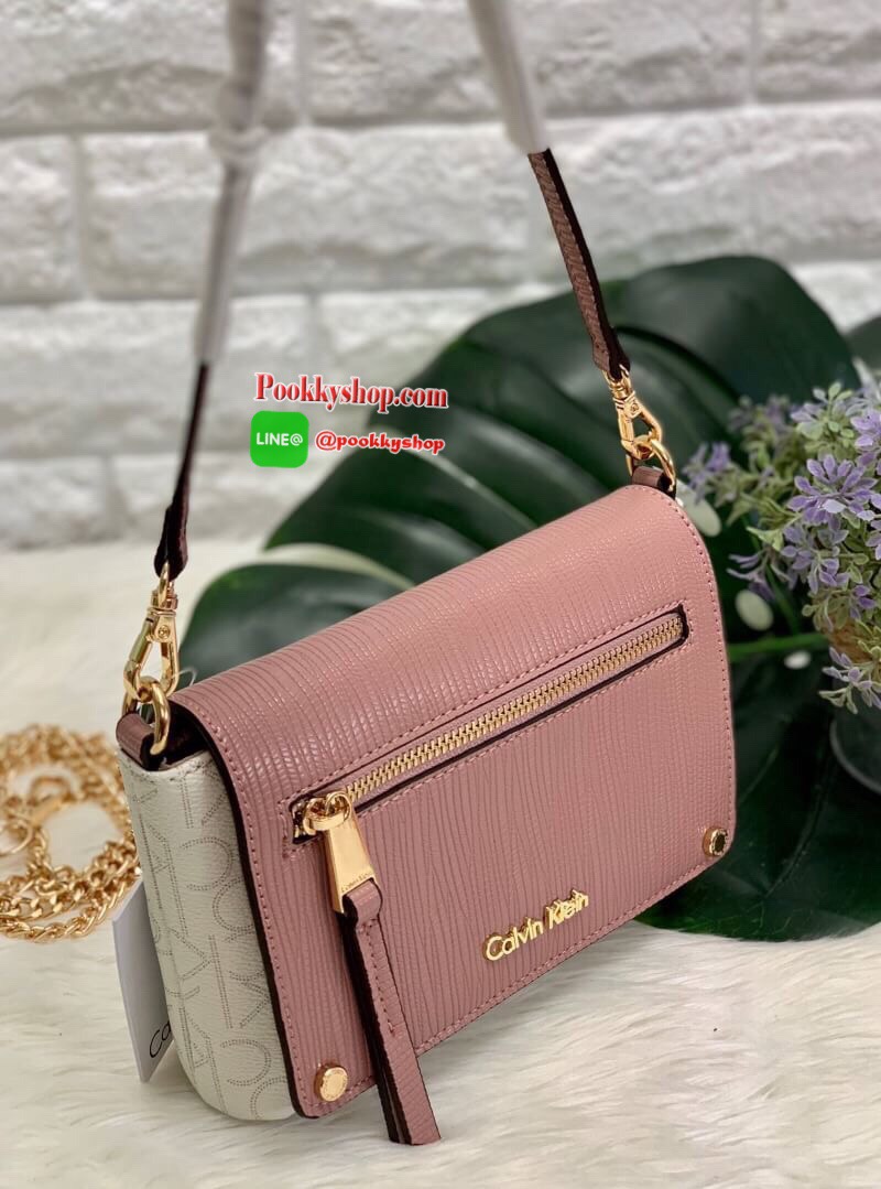 New arrival !! CALVIN KLEIN HANDBAG // SHOULDER BAG กระเป๋าถือ//คล้องไหล่//สะพายข้าง//หรือครอสบอดี้ร์ได้ค่ะ ดีไซด์สวย น่าใช้มากๆค่ะ วัสดุหนังผสมนิ่มมือค่ะ ด้านมีโลโก้แบรนด์ พร้อมช่องซิปใส่ของจุกจิก เปิดปิดกระเป๋าแบบกระดุมแม่เหล็ก ภายในแบ่งสามช่อง สามารถใส