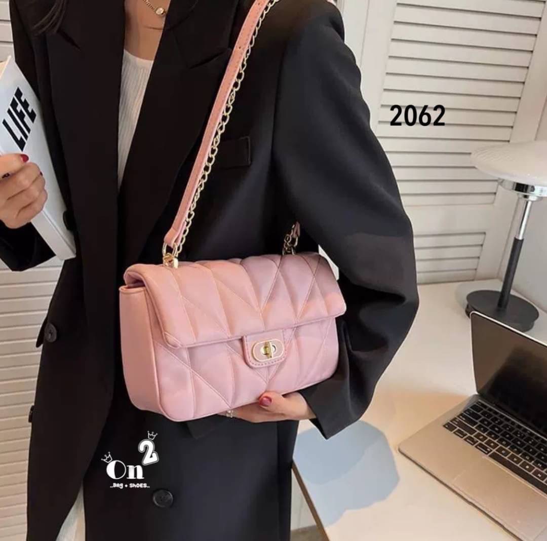 NEW-IN 🤎 หลงรักตั้งแต่แรกเห็นนน สั้นๆ “ของมันต้องมี” งานสไตล์แบรนด์ ขนาดกำลังดี ✔️ใส่คสอ. ✔️ใส่มือถือได้ครบค่า เอาจิงคือ ดีทุกสีสวยหรู ไม่สั่งยังไงไหววว