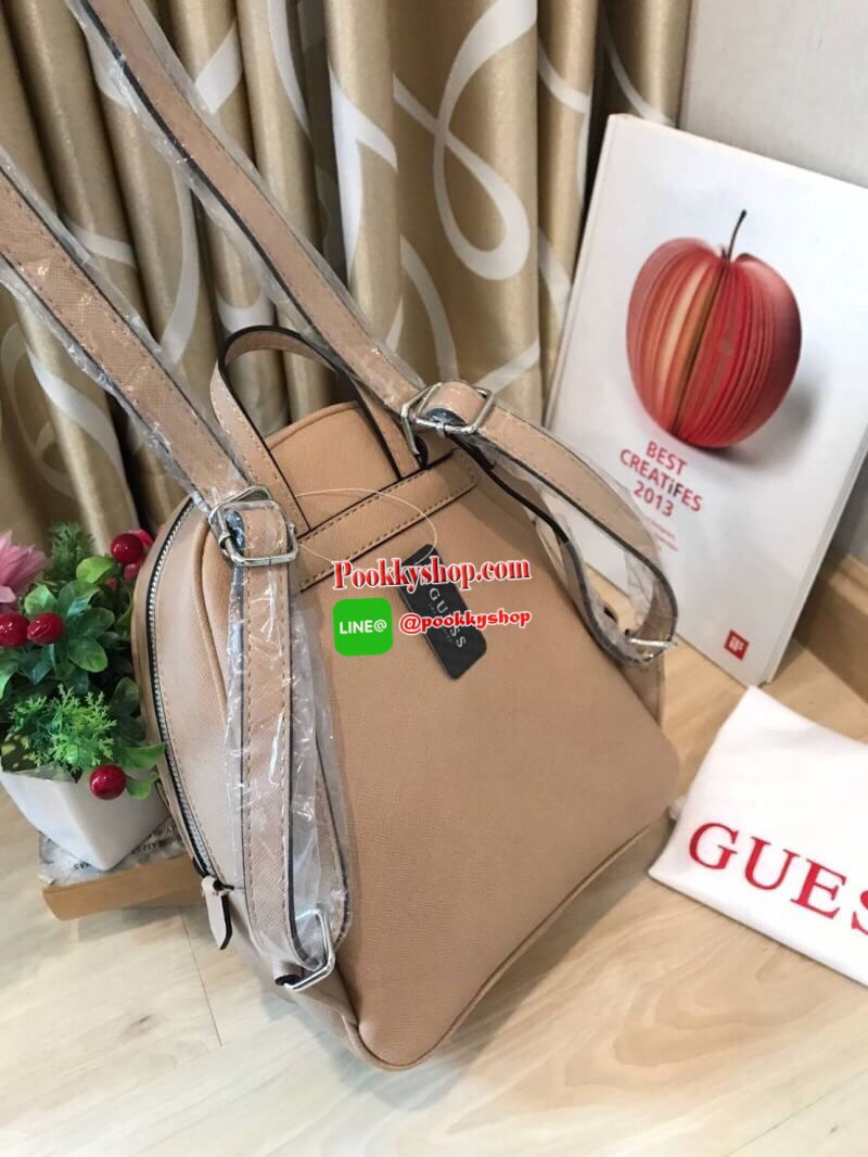 GUESS MINI BACKPACK BAG กระเป๋าเป้สะพายขนาดมินิ ซึ่งจัดว่าเป็น2way สามารถดึงสายสะพายออกมาให้เป็นสะพายไหล่หรือcrossbody วัสดุหนังsaffiano ด้านหน้ามี1ช่องเก็บของจุกจิก ช่องใหญ่เปิดปิดด้วยซิป ใส่มินิไอแพท กระเป๋าสตางค์ยาว ของจุกจิกได้อีกเยอะ ขนาดกำลังดีเลยที