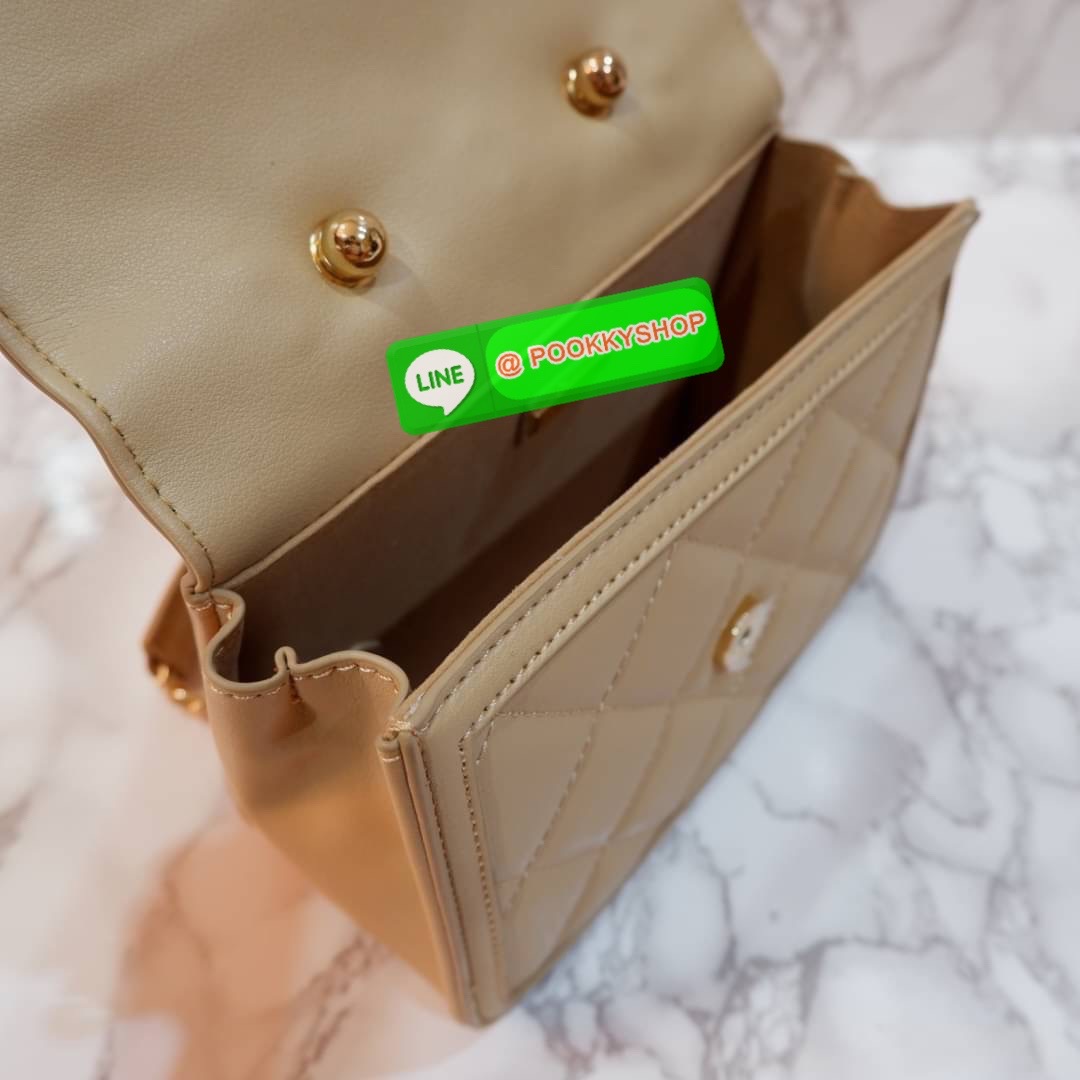 LYN กระเป๋าสะพายข้างรุ่นใหม่ อะไหล่สีทอง หนังนิ่ม ปักลายตาราง ด้านหน้าแต่งด้วยโลโก้แบรนด์ สายกระเป๋าเป็นโซ่สลับหนัง น้ำหนักเบา ด้านในสามารถใส่กระเป๋าตัง โทรศัพท์มือถือ เพาเวอร์แบงค์ มีช่องใส่ของขนาดเล็ก