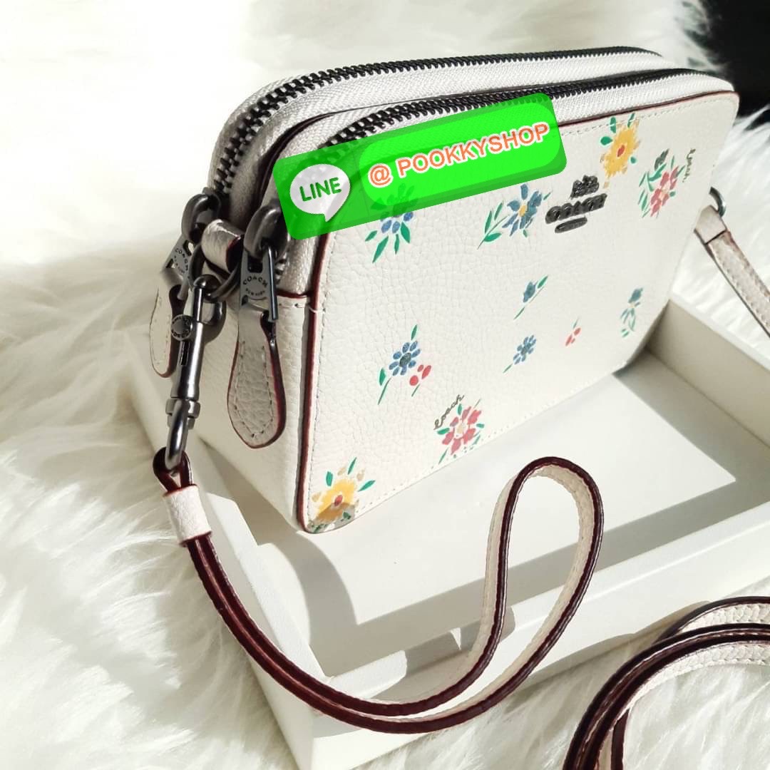 COACH 1103 KIRA CROSSBODY WITH WILDFLOWER PRINT 🏷 เป็นคอลเลคชั่นที่ฮอตมากๆอีกหนึ่ง!! รุ่นนี้ใช้ได้ถึง 2 แบบ!! กระเป๋าสะพายข้าง พร้อมสายคล้องมือ ปรับเปลี่ยนได้ไม่มีเบื่อ ดีไซน์เอกลักษณ์ลวดลายดอกไม้ ใครเห็นเป็นต้องชอบ!! วัสดุหนัง pepble สวยทนทาน ใส่