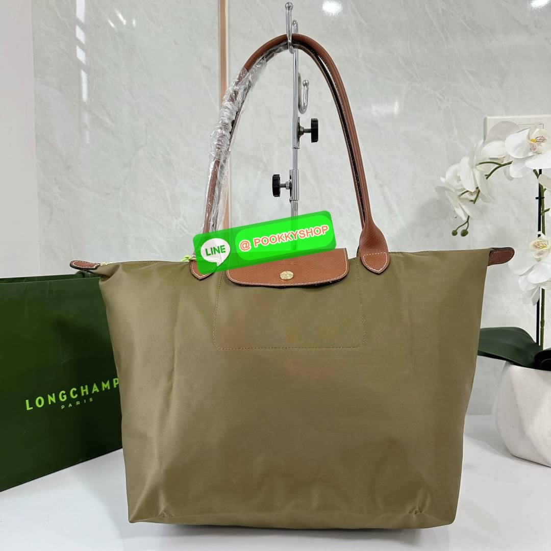 LONHGCHAMP LE PLIAGE ORIGINAL L TOTE BAG 🔖กระเป๋าสะพายไหล่ Le pliage ใบใหญ่ เรียบง่ายจุของได้เยอะ สามารถเก็บเอกสารหรือแล็ปท็อปได้คะ 🔖วัสดุ:ไนลอนเคลือบ 🔖เปิด-ปิดด้วยซิป ภายในกว้าง มีช่องลับแยกคะ 🔖สามารถพับเก็บได้พกพาสะดวกคะ