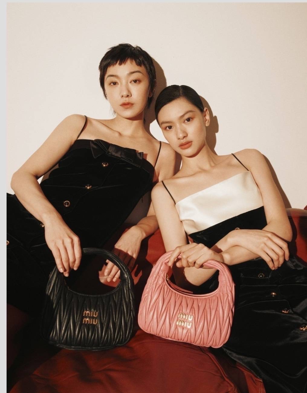 (N)(E)(W) MIU MIU ทรงนี้ฮิตมาก ดาราเซเลปใช้กันเยอะมาก ทรงสวยงานตัดเย็บอย่างดี มีสายสะพายยาว ใส่โทรศัพท์ได้สบายๆ เหลือที่ใส่ของอีกเยอะ มาพร้อมส่ง 4 สี สวยทุกสี