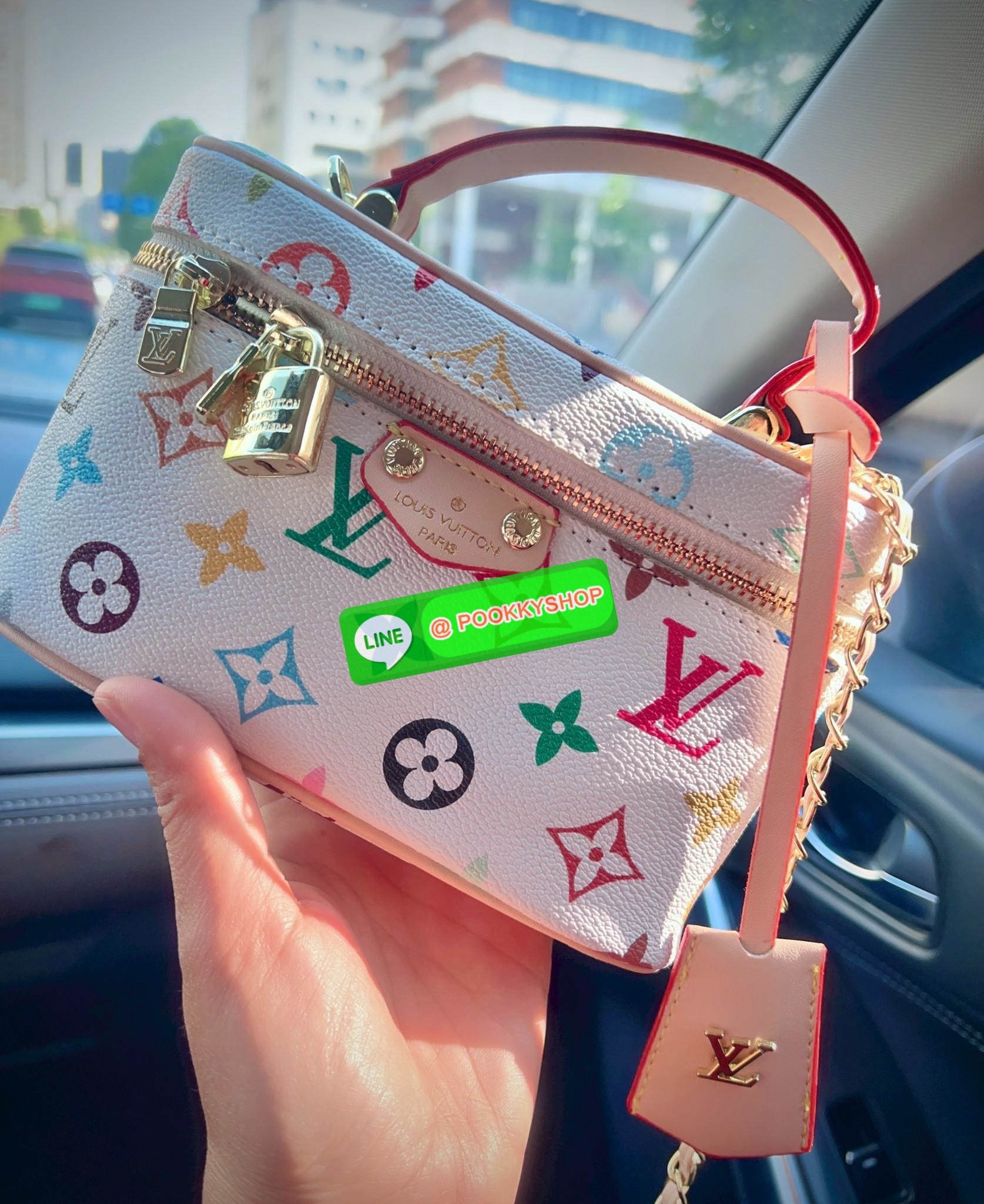 NEW ARRIVAL! **สินค้าเข้าใหม่** สุดฮอตกับน้องมินิๆสุดคลาสสิค ที่พกพาไปไหนมาไหนได้ตลอด สีสันสดใสสวยสะดุดตา ไม่ดูฉูดฉาดค่า! LOUIS VUITTON X MURAKAMI VANITY CHAIN POUCH MUITICOLOTED MONOGRAM ((Premium gift ตปท.))