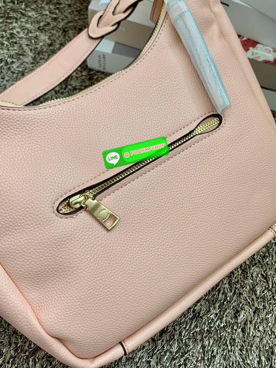 COACH JULES HOBO BAG ((C9189//9190)) 🌍พร้อมส่งที่ไทย! ต้องบอกก่อนว่าหนังรุ่นนี้อย่างดี นิ่มมากๆ สัมผัสแล้วรู้สึกละมุน กับกระเป๋าใบใหญ่ ทรงสวย เปิดปิดกระเป๋าแบบซิปมีหนังห้อยเพิ่มความเก๋ตรงหัวซิปค่ะ ภายในกระเป๋ากว้างมาก ใส่สัมภาระได้ครบครัน หายห่วงเ