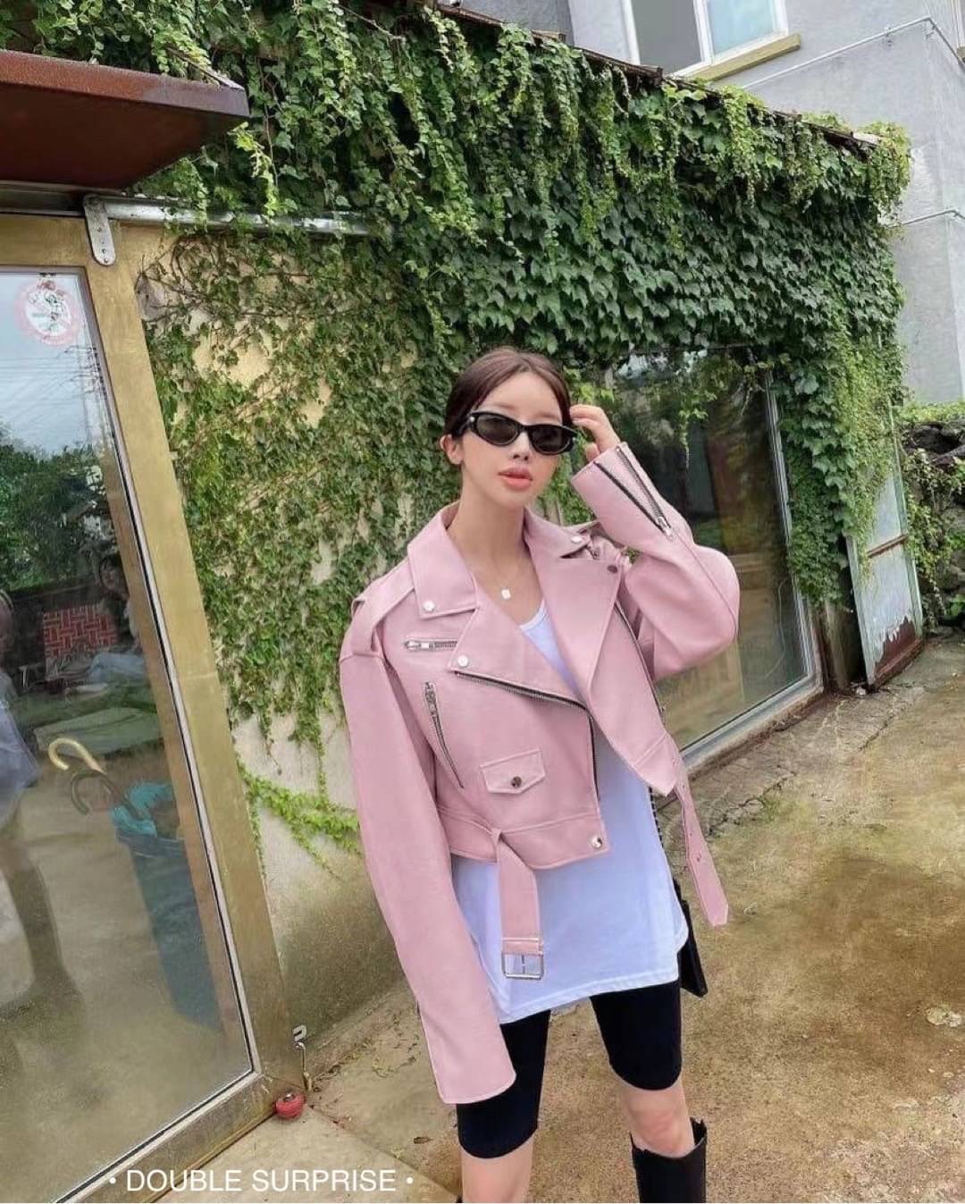 NEW ARRIVALS เสื้อJACKETหนัง คอปกทรงสวยเลยค่ะ งานติดซิปด้านหน้าและปลายแขน เจาะกระเป๋ารูดซิปได้ ชายเสื้อมีเข็มขัด งานมีซับในอย่างดี ใส่สวยทั้ง2สี น่ารักมากๆค่ะ (DOUBLE SURPRISE bydressmepls.)