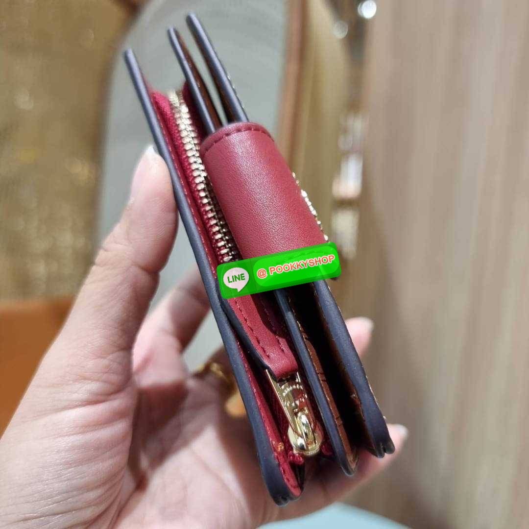 COACH C8730 MEDIUM CORNER ZIP WALLET IN SIGNATURE CANVAS WITH WILDFLOWER PRINT คอลเลคชั่นใหม่ กระเป๋าสตางค์ใบกลาง ดีไซน์ใหม่ สุดหรู คละลายพริ้นท์เต็มใบ น่าใช้ไปอีก วัสดุหนังแคนวาสเคลือบลาย ภายในมีช่องใส่บัตร ใส่ธนบัตรได้ครบ และมีช่องซิปแยก ใบจริงสวยมากๆ แ