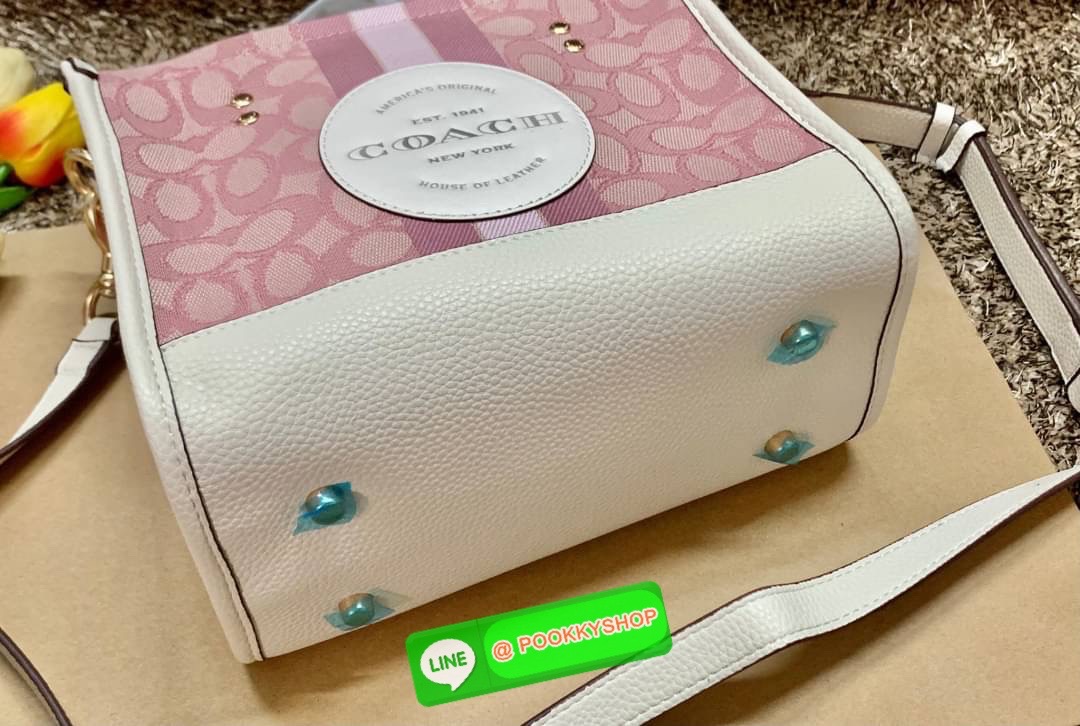 COACH DEMSEY TOTE IN SIGNATURE JACQUARD WITH COACH PAT ((C8417//C5115)) พร้อมส่งที่ไทย ห้ามพลาด สีน้องสวยมากๆค่ะ กระเป๋าทรงTote ขนาดพอดีลำตัว ใช้วันไหนๆก็เหมาะมากค่ะ วัสดุJacquard ทอลายแบรนด์ ตัดขอบหนังแท้ สวยงามมากๆค่ะ ด้านหน้าจะมีป้ายวงกลมโลโก้แบรนด์อัน