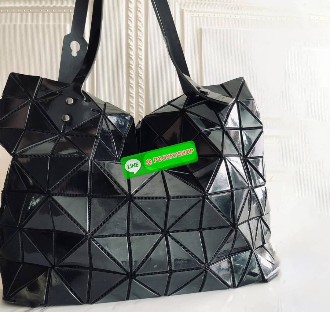 💕 Bao Bao Issey Miyake ROCK MATTE ซีรีส์นี้จะเป็นทรงสี่เหลี่ยมผืนผ้า มีซิปปิดด้านบน ถือเป็นรุ่นที่เหมาะกับการใช้งานในชีวิตประจำวัน สามารถพับมุมและบริเวณด้านล่างของกระเป๋าเพื่อเพิ่มความสะดวกสบายในการใช้งาน ทั้งยังช่วยให้วางกระเป๋าในแนวตั้งได้อีกด้ว