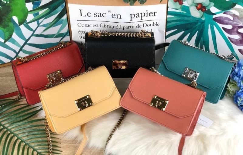 New in !!! CHARLES & KEITH CLASSIC FRONT FLAP CROSSBODY BAG ล็อตนี้อะไหล่แบบวินเทจ ใบจริงหรูมากค่ะ! กระเป๋าสะพายข้างหรือรวบสายเปลี่ยนแบบถือเก๋ๆ ก็ได้ค่ะ วัสดุหนังคาร์เวียร์ด้านตัดหนังกำมะหยี่ด้านข้างได้อย่างลงตัวสวยงาม เปิดปิดกระเป๋าแบบกดล็อคอะไหล่โลหะแบร