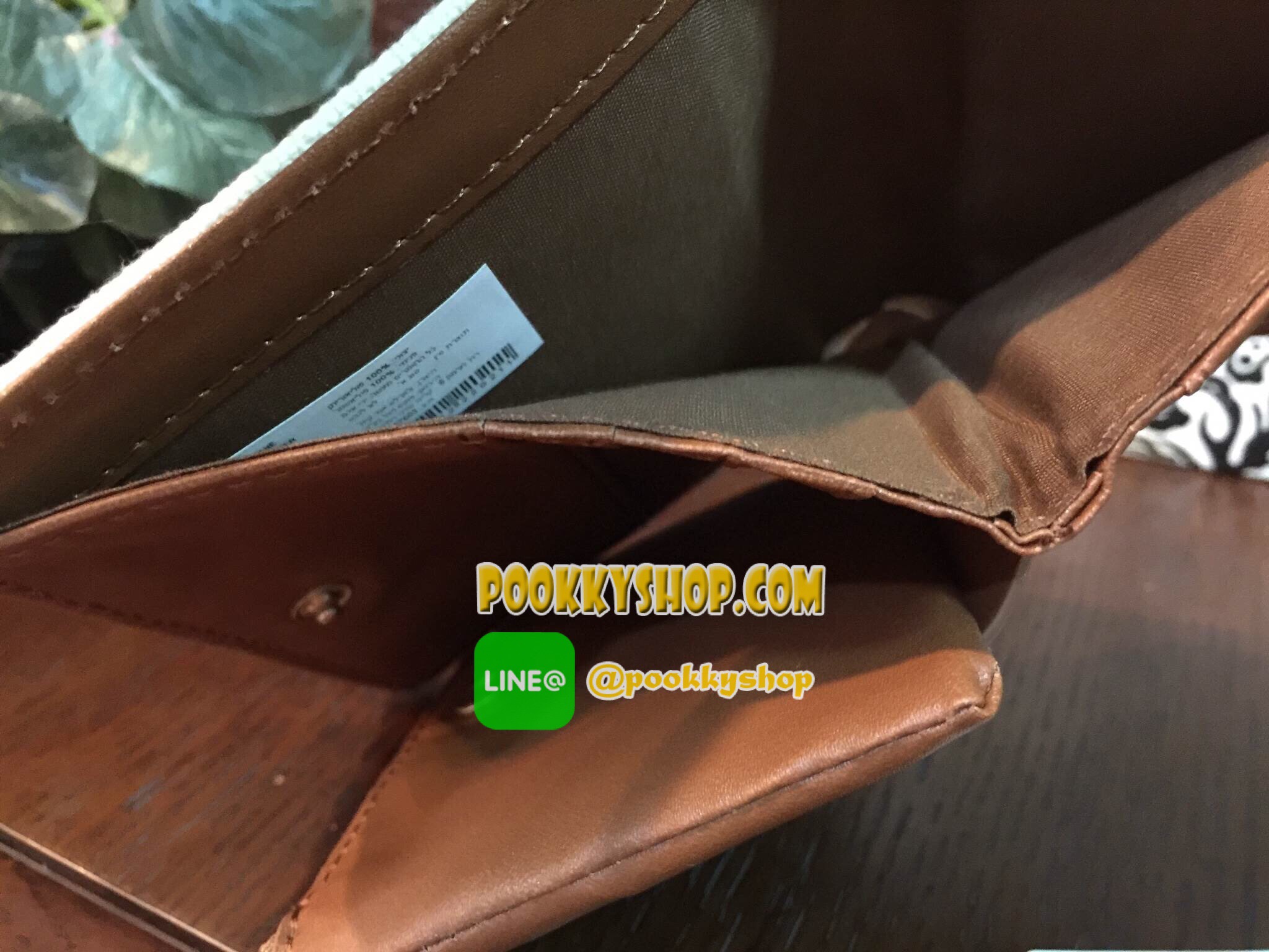 รุ่นใหม่รับซัมเมอร์! NEW! CHARLES & KEITH BEIGE BOXY PINEAPPLE WALLET กระเป๋าสตางค์ใบสั้นพับ 3 ตอน รุ่น Limited Edition วัสดุ Canvas ปักลายสับปะรดดีไซน์สวยเก๋ไม่ซ้ำใคร ภายในมีช่องซิปสำหรับใส่เหรียญ หัวซิปปั้มโลโก้ มีช่องใส่บัตรหลายช่องพร้อมช่องใส่ธนบัตร ส