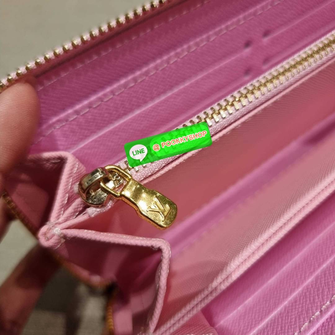 NEW IN!! LV long zip wallet with gwp กระเป๋าสตางค์พรีเมี่ยมกิ๊ฟ ดีไซน์ล่าสุด หนังแก้ววิบวับ หรูหรามาก ใบยาวขนาดกำลังเหมาะมือ ถือแล้วขับผิว ถือออกงานก็คือเลิศ วัสดุหนังแก้วเคลือบผิวกลิตเตอร์ เล่นกับแสงสวยมาก เปิด-ปิดด้วยซิปรอบ ภายในมีช่องใส่บัตรเยอะมาก มีช