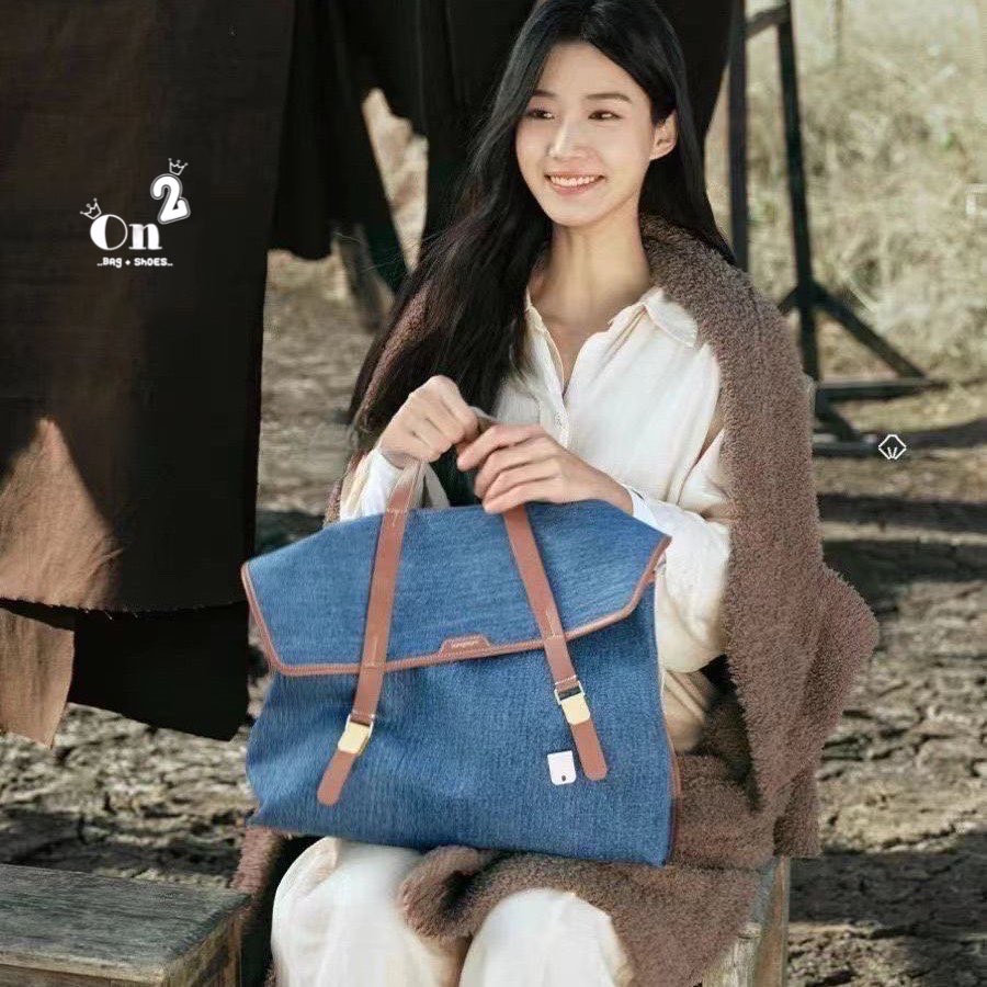 Songmont backpack วัสดุตัวกระเป๋าทำจากผ้าdenim อย่างดี ตรงสายทำจากหนังแท้ real leather อะหลั่ยสีทอง ของจริงน่ารักมากๆ มาพร้อมสายยาว 2 เส้น ทำจากผ้าไนล่อนอย่างหนา