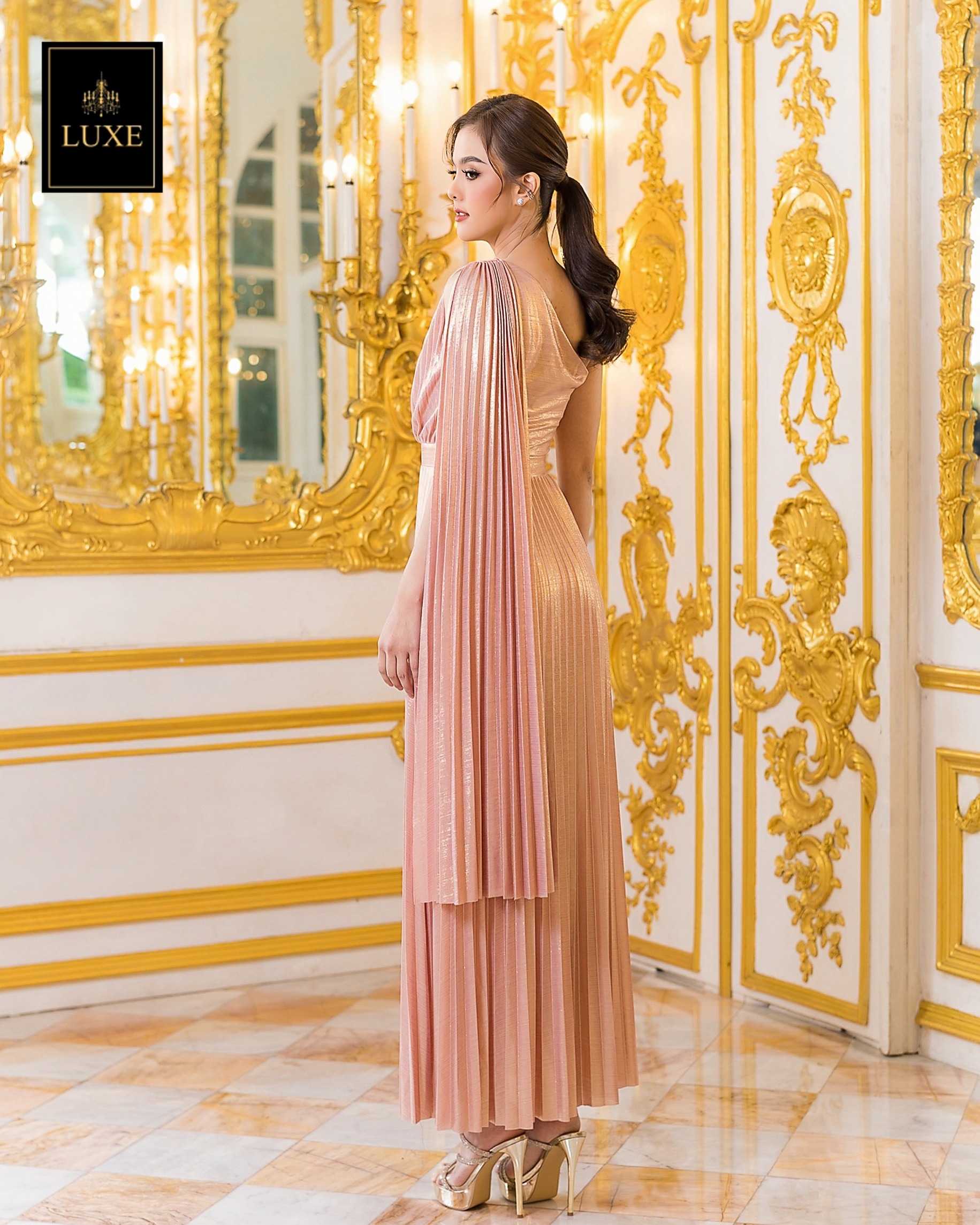 เดรสแฟชั่น แม็กซี่เดรสเสื้อไหล่เดียว ดีเทลผ่าแขนเสื้อด้านใน