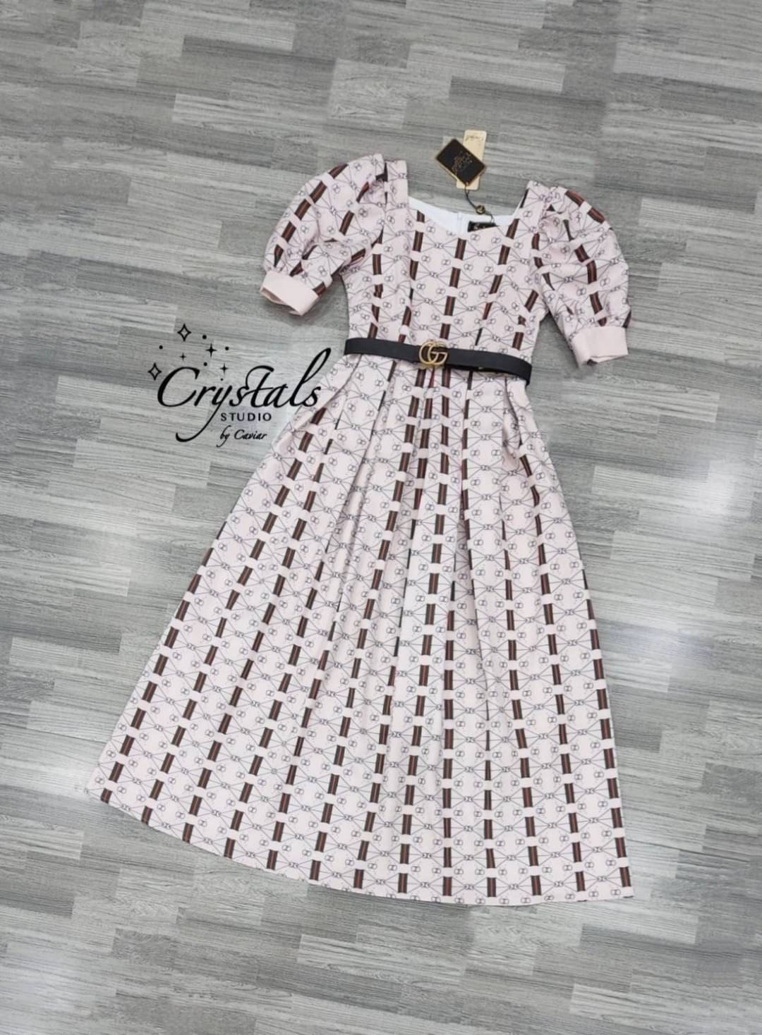 เป็นชุดที่บอกเลยว่าใส่ได้หลากหลายโอกาสแน่นอนค่ะ กับงานเดรสคอเหลี่ยม แขนตุ้กตา ช่วงเอวเก็บทรงสวย กระโปรงยาวเย็บจับจีบใหญ่รอบตัว จัดพร้อมเข็มขัดGCหัวสีทองตามรูป ด้วยดีเทลและคัตติ้งสุดพรีเมียม เนื้อผ้าพิมพ์ลายที่เป็นแบบเฉพาะจากเรา รับรองว่าไม่ซ้ำใครแน่นอน สี