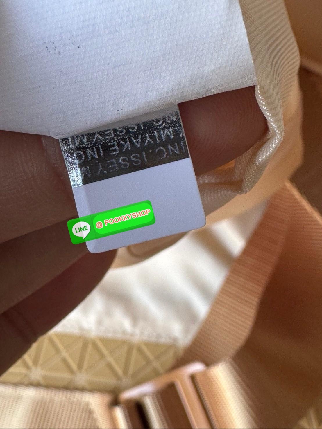 Baobao Issey Miyake Cart geometric L tote bag รูปทรงที่สร้างขึ้นโดยบังเอิญ' เสื้อผ้าที่มีโครงสร้างและได้รับการออกแบบทางวิศวกรรมอันเป็นเอกลักษณ์ของแบรนด์ ส่งต่อไปยังเครื่องประดับที่น่าประทับใจและไร้กาลเวลาเหล่านี้ กระเป๋าโท้ต Cart ประดิษฐ์ขึ้นจากการตั