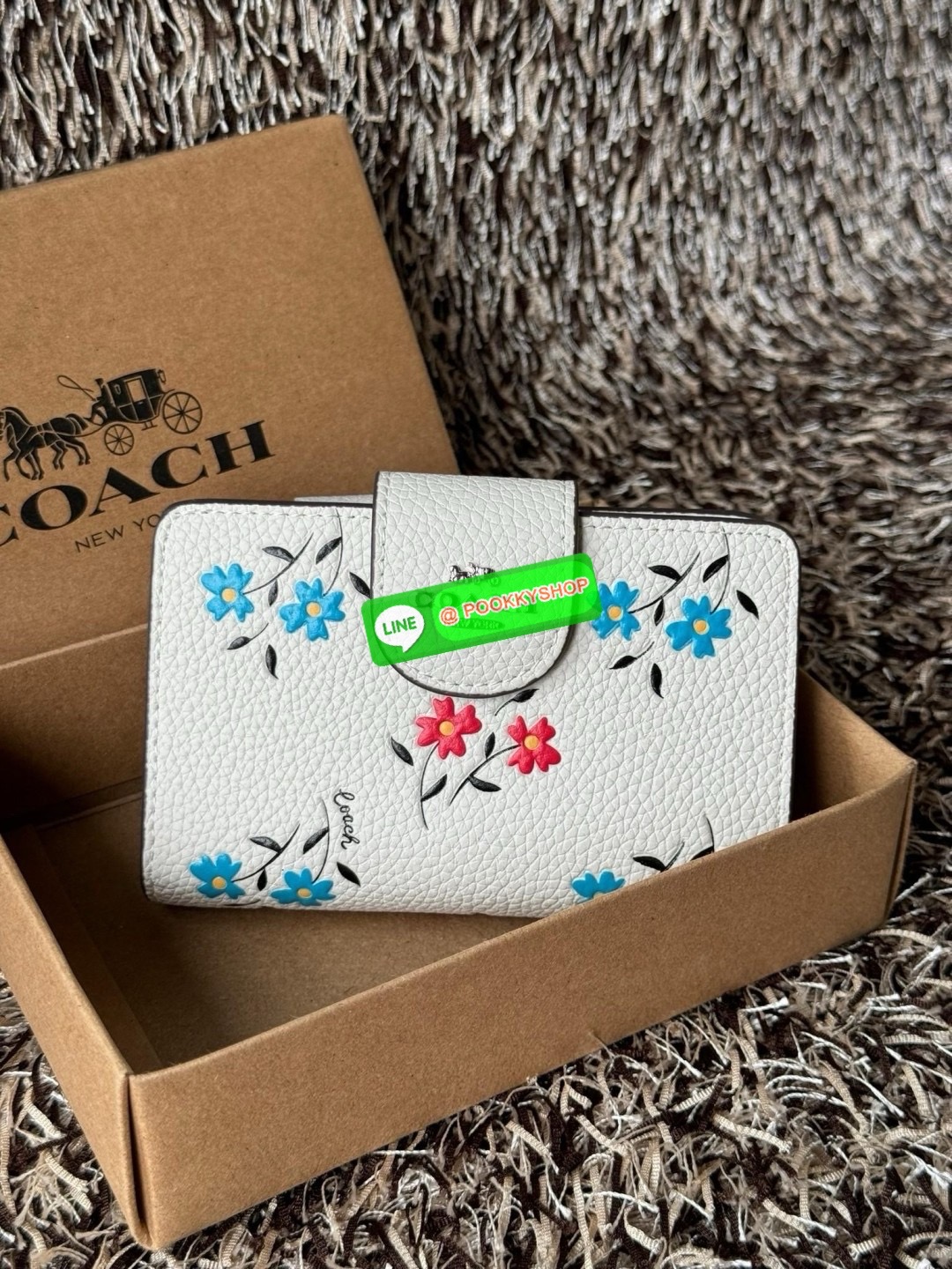 COACH MEDIUM CORNER ZIP WALLET IN SIGNATURE CANVAS กระเป๋าสตางค์ขนาดกลางที่ถือว่าเป็นไอเทม Must Have ของทุกเพศทุกวัยที่ต้องพกติดตัวไว้ตลอดเวลา เพราะนอกจากจะช่วยจัดเก็บเงิน บัตรประชาชน บัตรเครดิตและต่าง ๆ ให้เป็นระเบียบเรียบร้อยยังต้องคำนึงถึงประโยชน์ใช้สอ