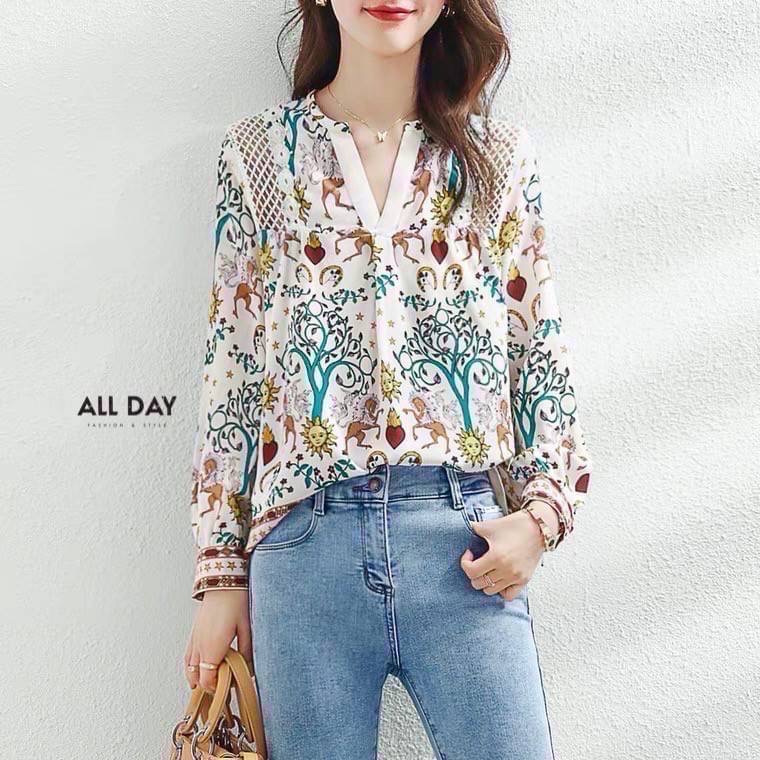 เข้าเพิ่มแล้วค่ะ🔥🔥 ✨🌷พร้อมส่ง🌷✨ เสื้อคอกลมเจาะตัววี เพิ่มลูกเล่นลูกไม้ตรงไหล่ ผ้าจอร์เจียใส่สบาย พิมพ์ลายสวยเก๋แมทช์ง่ายค่ะ