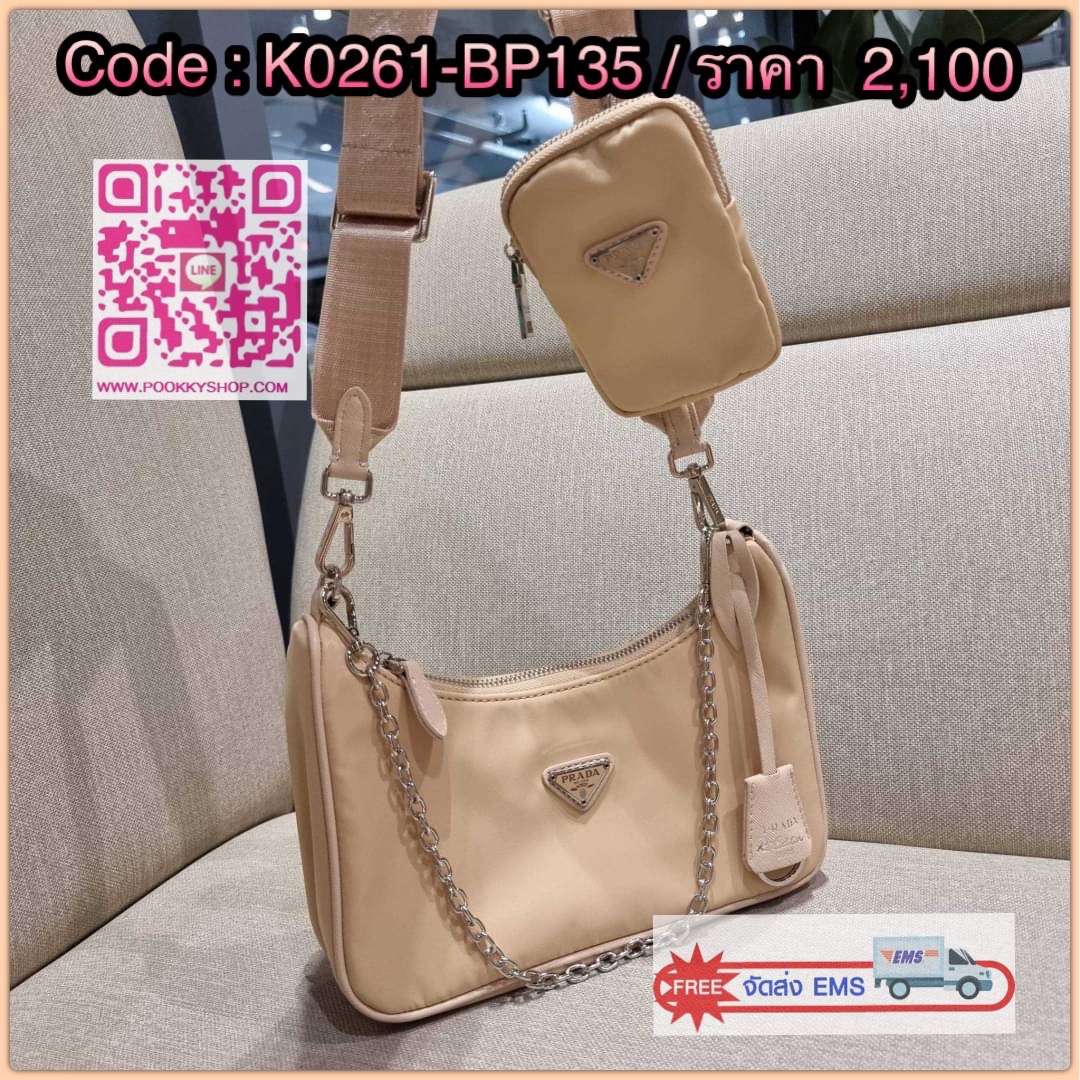 PRADA RE-EDITION 2005 RE-NYLON SHOULDER BAG ไอเท็มสุดปัง ที่ฮิตตลอดกาลไม่ว่าจะปีไหนๆ จัดให้ครบทั้งสีขายดีและสีใหม่ล่าสุด ที่สายคุณหนูห้ามพลาด!! กับกระเป๋าสะพายทรงคลาสสิค เหมาะเป็น everyday bag มากๆ วัสดุผ้าไนล่อนคุณภาพ พร้อมใบลูก ไว้ใส่เหรียญ ใส่กุญแจได้ส