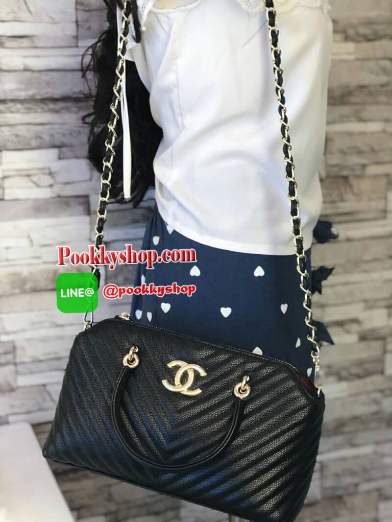 Chanel Bag กระเป๋าทรงหมอน วัสดุหนัง ลาย v สัมผัสนิ่มมือ ทนทาน น้ำหนักเบา เปิด-ปิดด้วยซิปอะไหล่ทอง มีสายยาว ภายในมีช่องใส่ของจุกจิก และซิปใหญ่ อีก1 ช่อง จุของได้เยอะ น้ำหนักเบา ซื้อใช้เองหรือฝากเป็นของขวัญก็สุดคุ้มค่ะ สวยมากงานดีสุดจากเคาท์เตอร์ต่างประเทศ