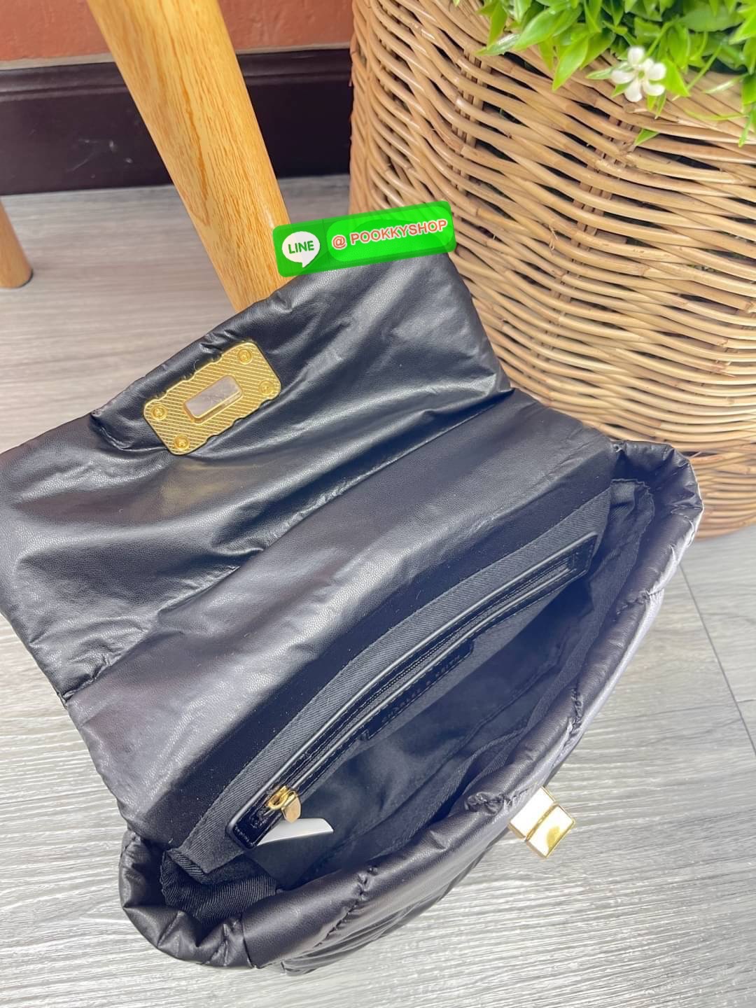 Charles & Keith Paffuto Padded Shoulder Bag มาเพิ่มสีสันให้กับสไตล์ในวันพักผ่อนสบายๆของคุณให้ดูสนุกขึ้น ด้วยกระเป๋าสะพายไหล่ขนาดกลางที่โดดเด่นด้วยหนังเย็บบุลายตาราง โก้หรูด้วยดีไซน์ตัวล็อคโลหะที่เข้ากับสายสะพายโซ่ เปิดปิดแบบตัวหมุนล็อก ด้านในจุของได้เยอะ
