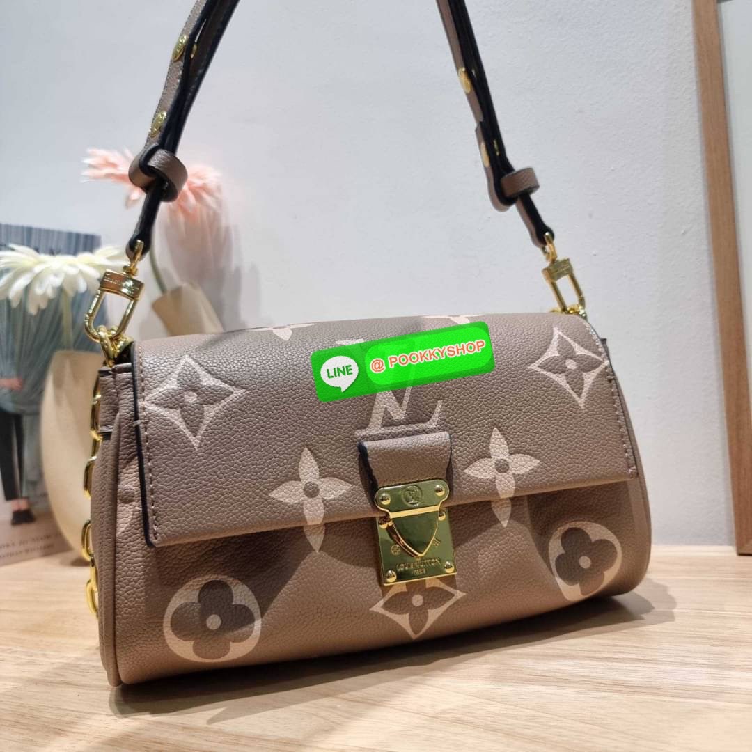 New in กระเป๋าสะพายคอลใหม่ล่าสุด สวยหรู ดูแพง ดีไซน์รูปทรงออกมาให้ใช้งานได้ง่าย เปิด-ปิดด้วยอะไหล่แม่เหล็ก ภายในโล่งกว้าง ใส่ของสำคัญได้ครบ มาพร้อมสายสะพายถึง 2 แบบ สายโซ่สะพายไหล่อัพความหรู และสายหนังที่ปรับยาวสั้นได้ สะพายข้างชิลๆก็ดูดี จัดให้พร้อมเสิร์